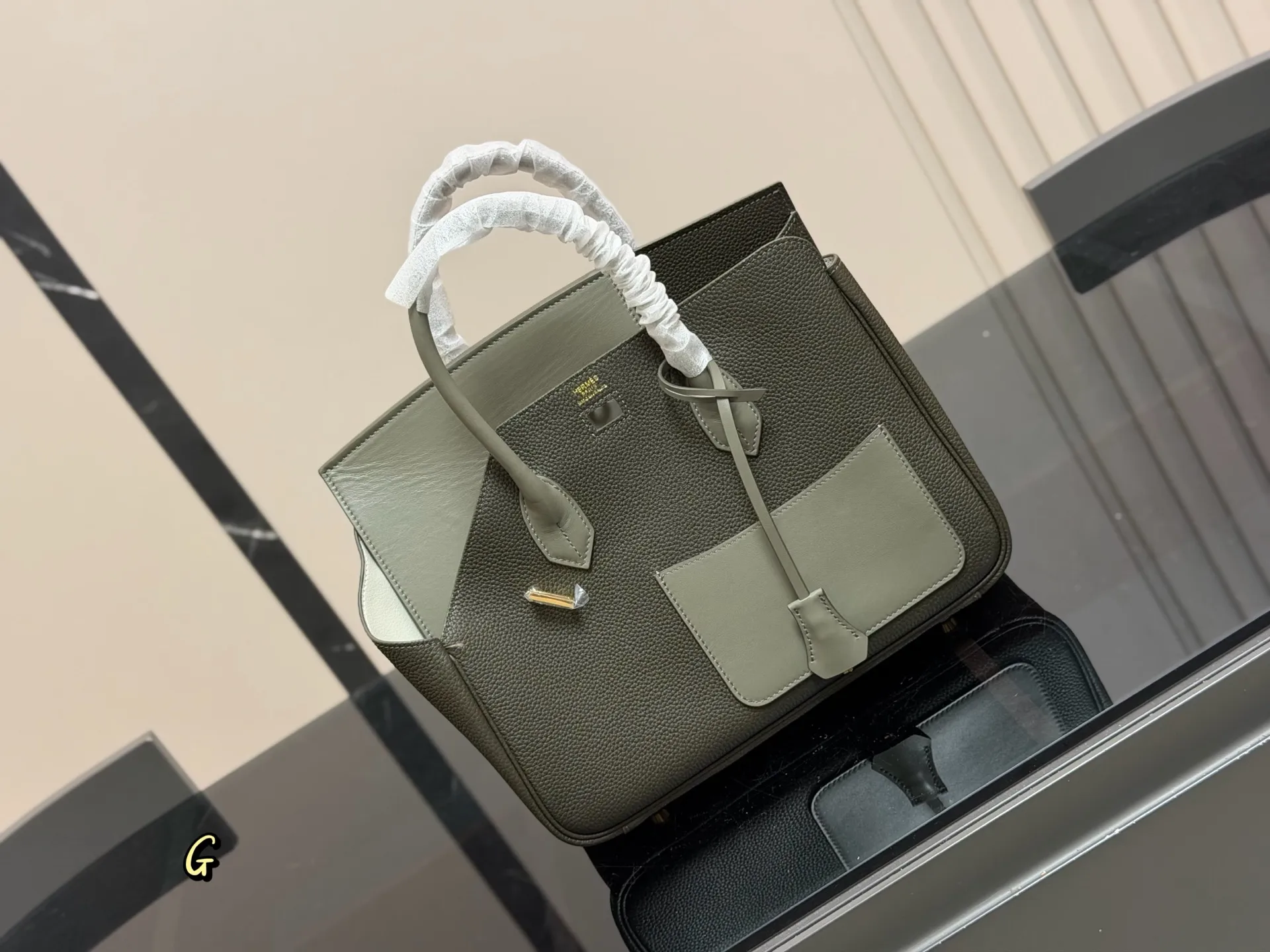 ¥340 爱马仕Birkin Désordre 30 这个包走秀的时候就相中了, 和双面KELLY异曲同工, 都是解构主义美学的创新。不过最大的 这个Birkin Désordre 30却可以男女同吃