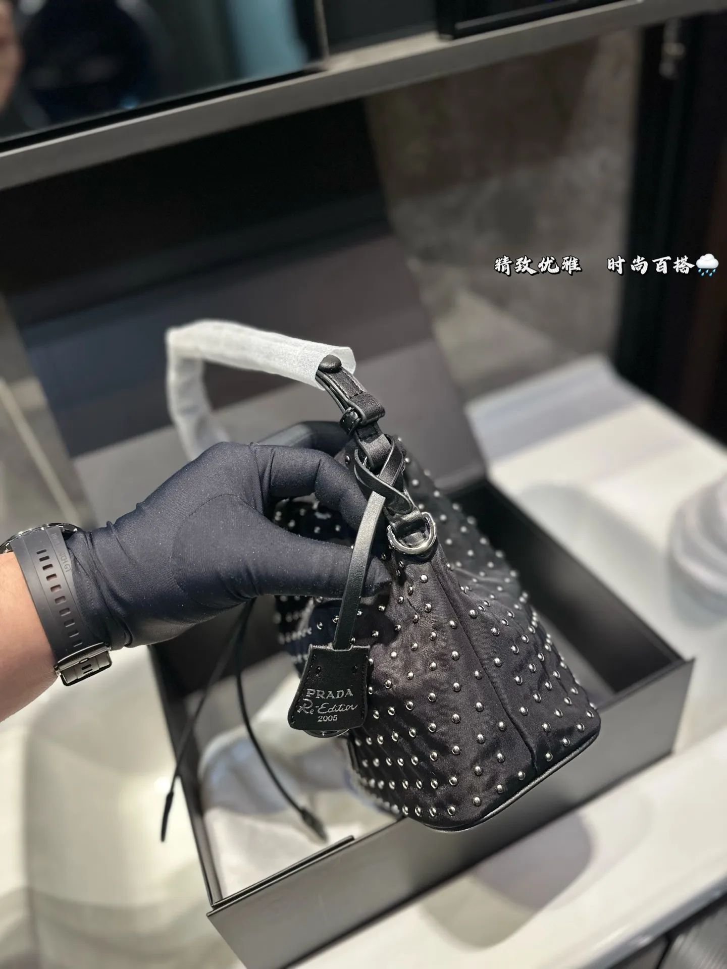 ❤️125(礼盒包装)❤️ 普拉达Prada铆钉水桶包 男女通用款哦原版面料五金 众多明星追捧的单品 原单品质 超高回头率 尺寸 19 22