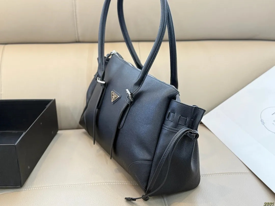 ¥180 普拉达PRADA 腋下包 可爱到不行!凭实力圈粉 简约又不失高级 背上就是时髦精女孩~ 尺寸38 21