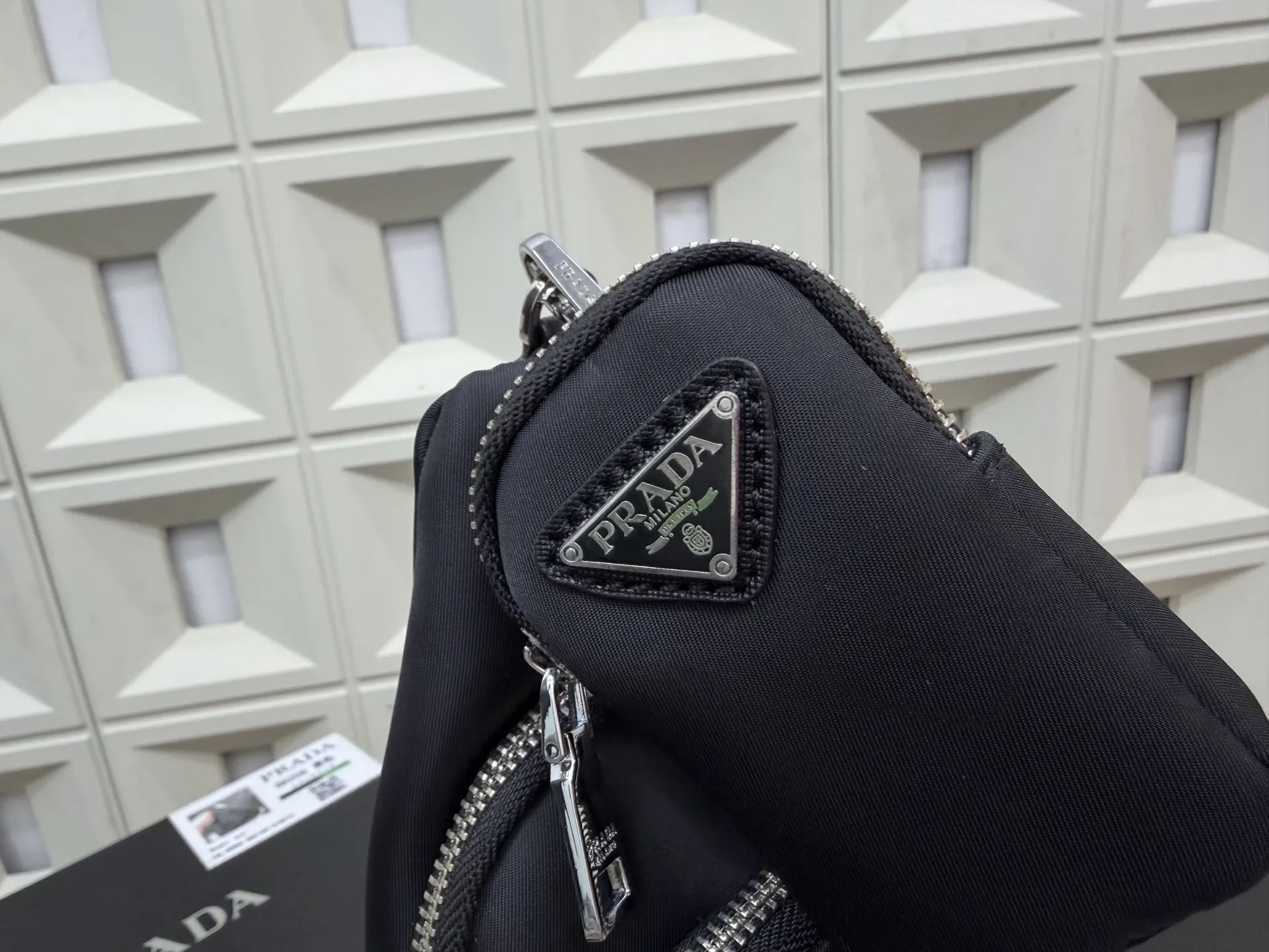 P105 Prada 普拉达 尼龙布二合一胸包 防水布斜挎背包 经典百搭 实物拍摄 配送防尘袋 30 x 16 cm。