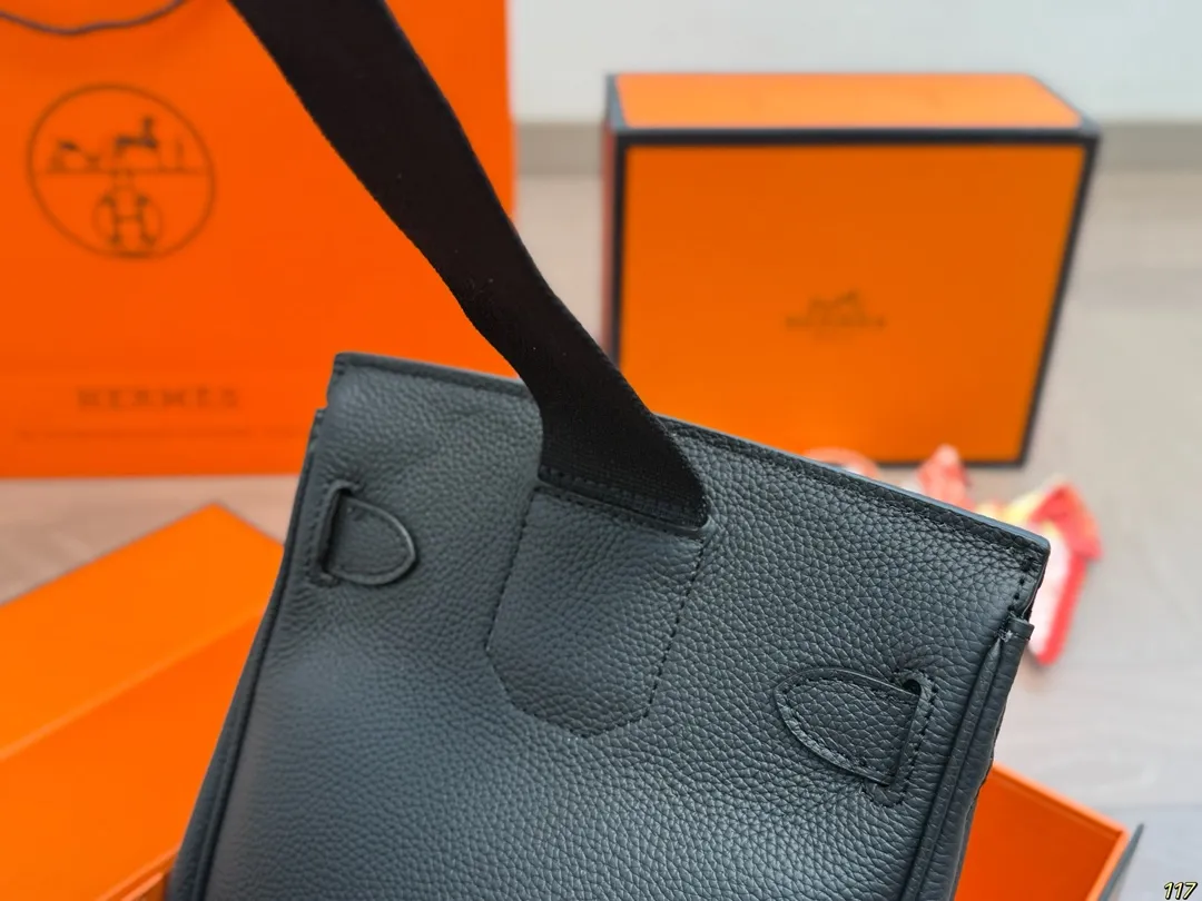 &yen;235飞机盒 爱马仕 Hermes HAC A DOS 爱马仕很适合男生的包其实挺少的但是Hac真的很适合男生!!最实用的男包颜值也抗打 无论是斜挎还是当胸包都很舒服拿Hac根本不用考虑穿搭问题~ 尺寸18 27