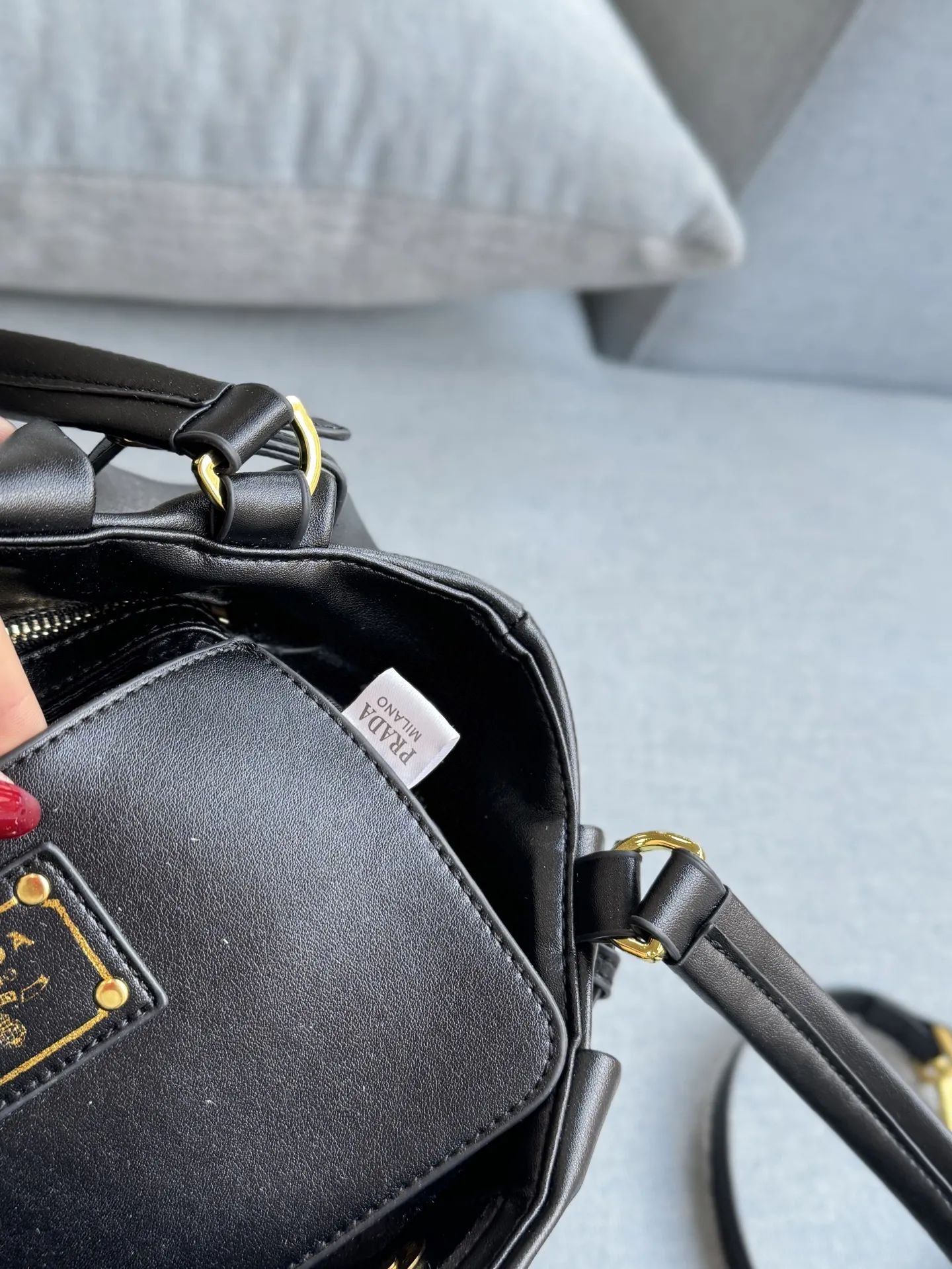 💰180 天地盖 size：31&times;26 PRADA普拉达 托特包 购物袋 腋下包 单肩包 这么高级的Prada谁能不爱🖤 黑金Prada垃圾袋 全皮腋下托特包 Prada全皮单肩腋下黑金托特包 自行配链条可变垃圾袋款 肩带可以收进包内 磁吸扣 时髦感都快要溢出来了