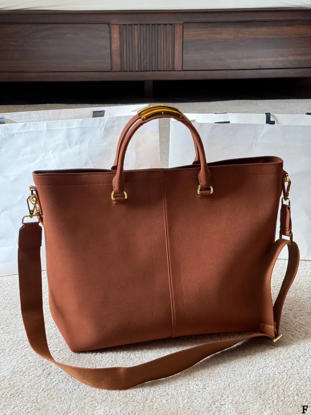 p190 Prada链条托特包 Prada这款棕色链条托特包,采用优质牛皮,手感细腻耐用。金属链条+皮革肩带,手提斜挎都OK,超百搭!正面Logo低调有辦识度,内部空间超大,通勤or短途旅行都能装下日常用品。拉链口袋设计,收纳更方便,实用又时髦,是都市女生的热门选择! 尺寸 35 33cm