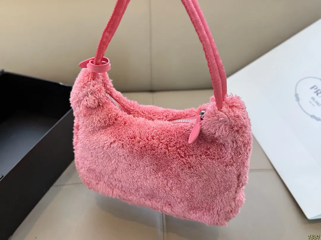 ¥120 普拉达PRADA 环保毛腋下包 加上毛茸茸的元素瞬间软绵绵的 一下就温柔起来了。 秋冬很适合背毛绒包! 不仅手感很棒 还能取暖~ 软乎乎毛茸茸 简直无法拒绝啊 尺寸24 15