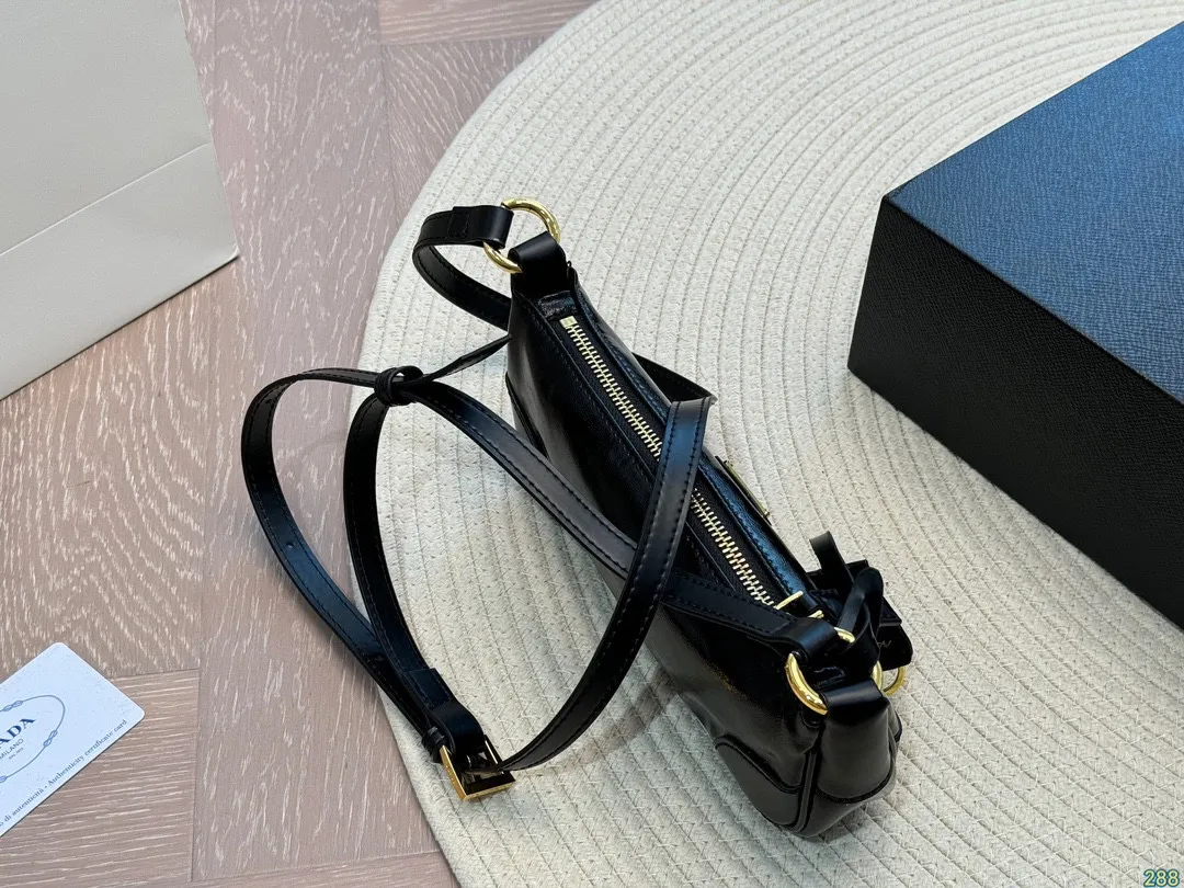 &yen;120折叠盒 普拉达PRADA 法棍包 我说这是最美Prada没人反驳吧 这只小可爱谁见谁心动 装饰你的四季 尺寸21 9