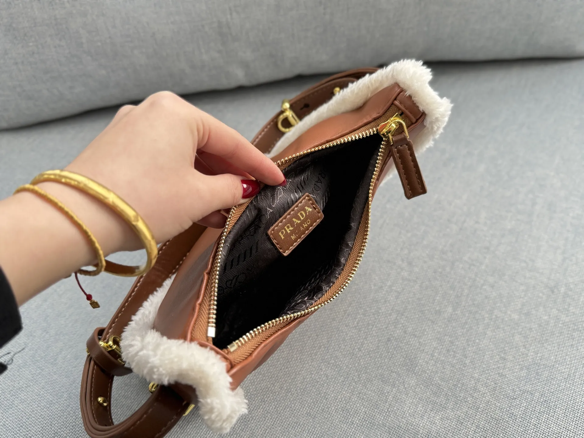💰135 size：23&times;15 PRADA普拉达 羊羔毛 腋下包 单肩手提包 月牙包 半月包 冬天就要有冬天的包包呀❄️ 新品毛茸茸包，冬天的可可爱爱🟠 腋下包已成为主流时尚趋势啦！ 超级百搭好看时髦潮人一定要买它！ 不仅实用轻便又好看😍😍