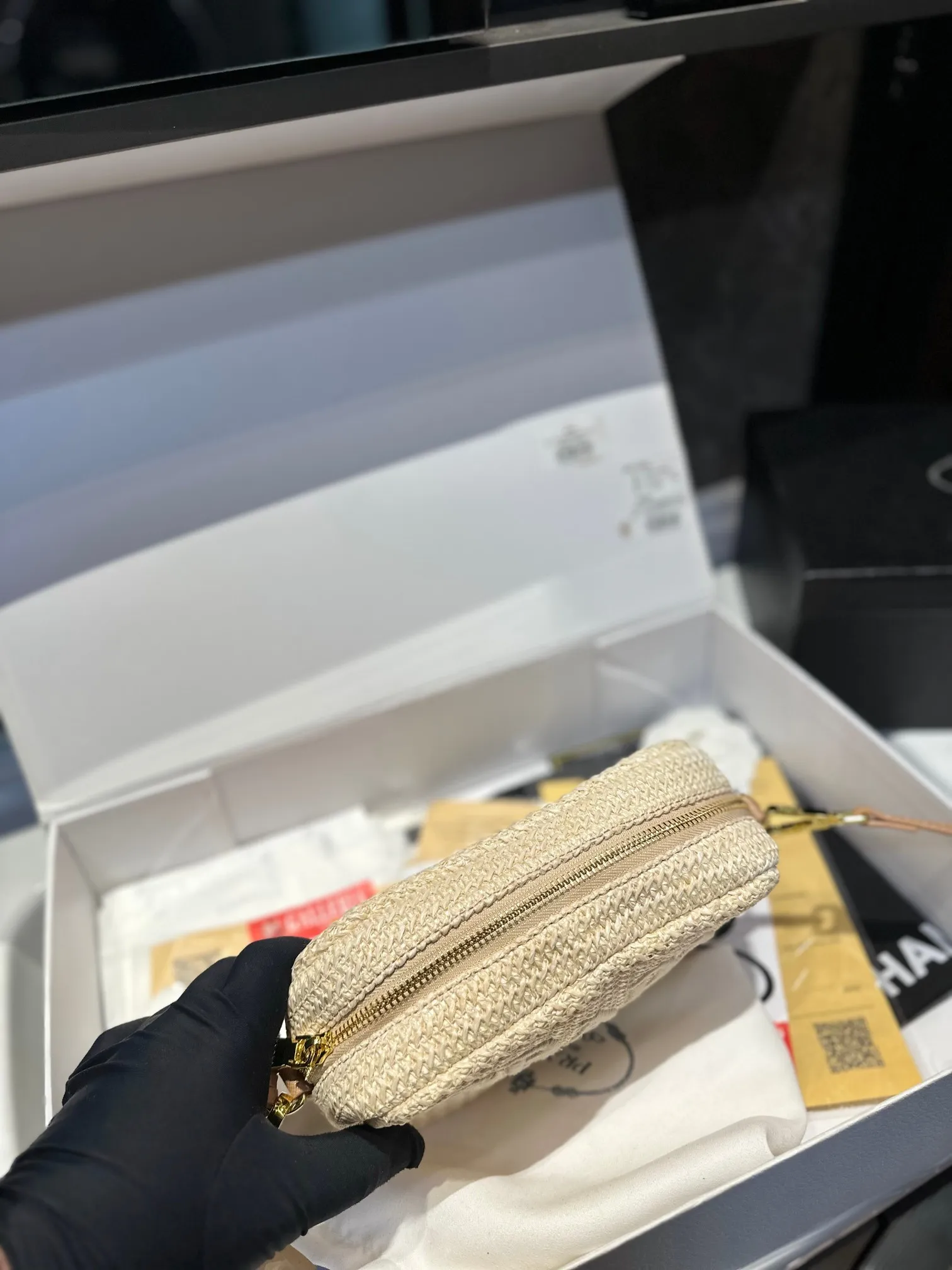 ❤️p130（礼盒包装）❤️ ✅新品推荐🔜Prada普拉达专柜同款编织相机包～草编包👍高端货！可手提可肩背～各大明星追捧的爆款～棕榈叶和编织而成‼️采用最好的五金配件！经典logo！（size：21*13*6）