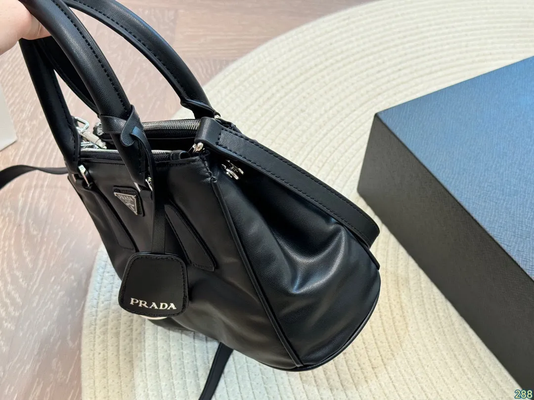 ¥175折叠盒 普拉达PRADA mini杀手包 新款手提包超级好看 经典对未来的展望 时尚百搭 上身又A又飒 尺寸22 16