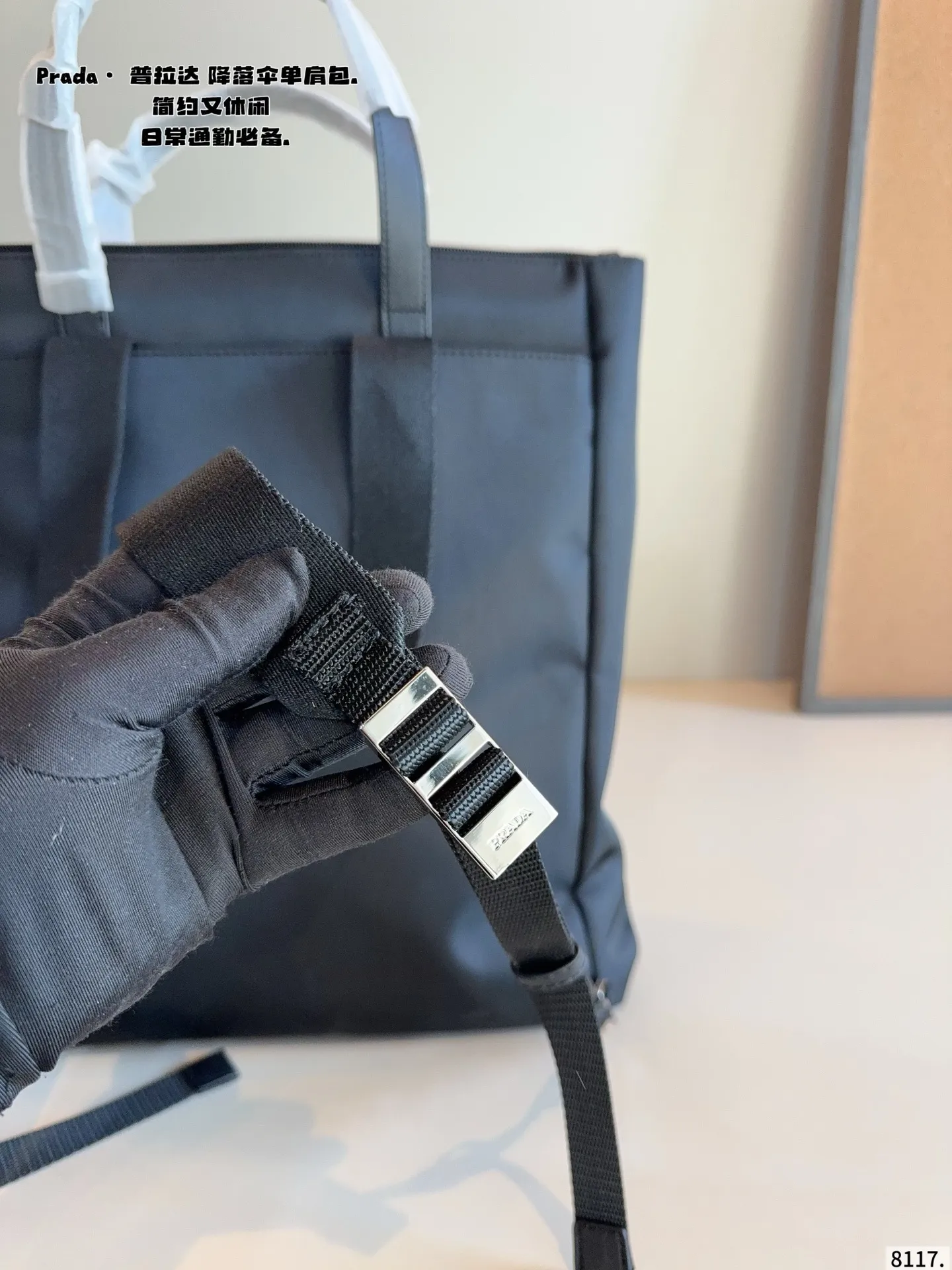 p180 prada普拉达新款 手提单肩包. 尼龙面料.超级柔软的面料 可手提 单肩斜挎 时尚新宠儿 各路明星 网红同款追捧 尺寸:38*4*11cm