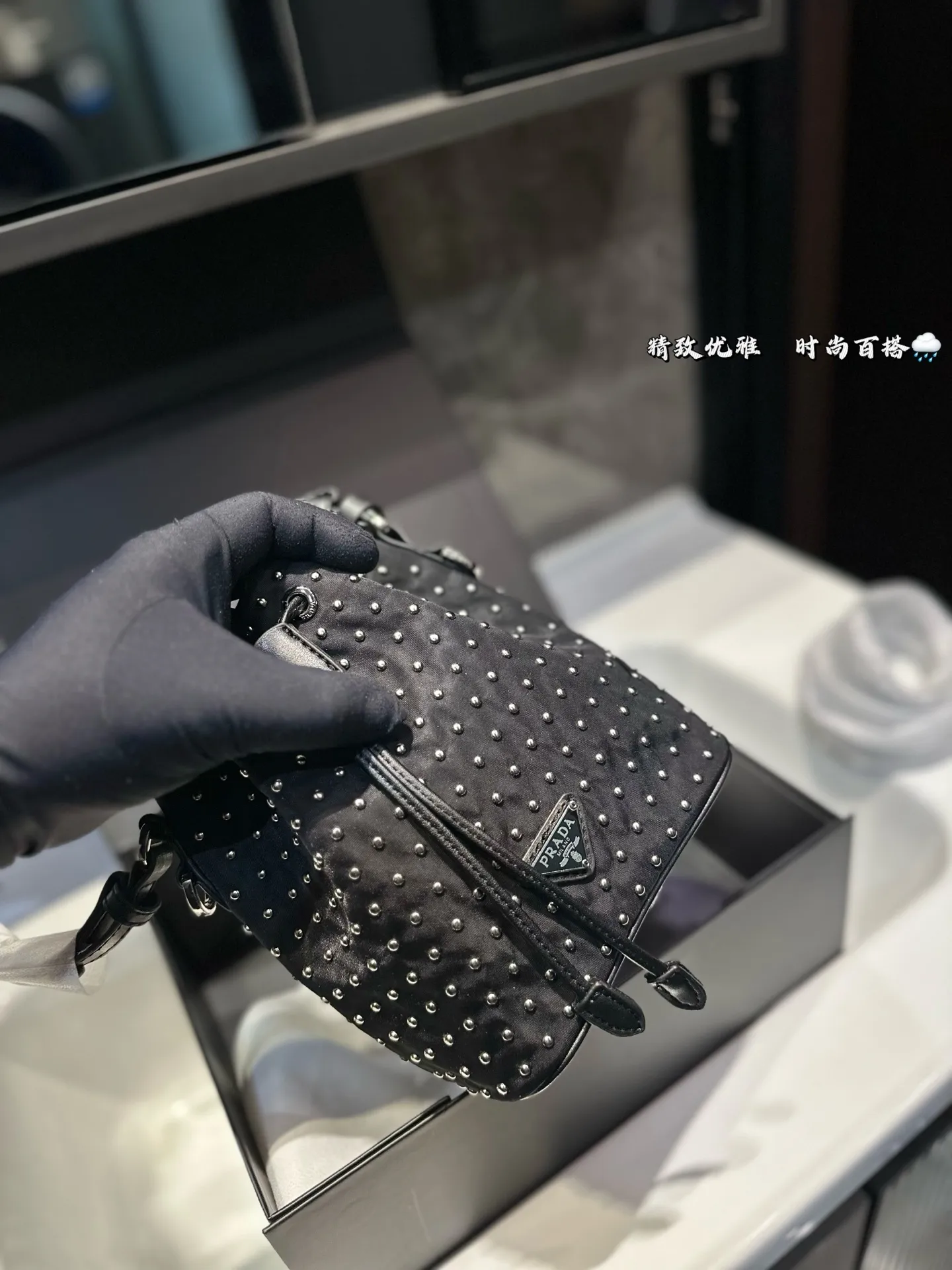 ❤️125（礼盒包装）❤️ 普拉达Prada铆钉水桶包 男女通用款哦原版面料五金 众多明星追捧的单品 原单品质 超高回头率 尺寸 19 22