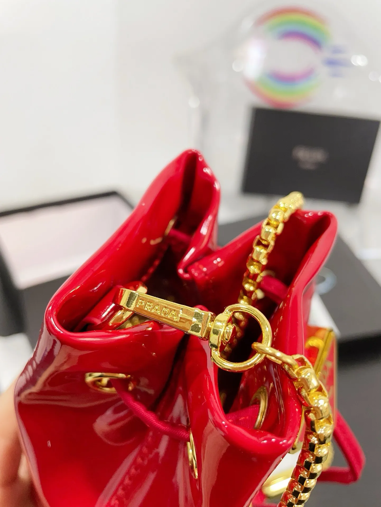 👑💰P105配盒 ⚠️尺寸10.13 普拉达PRADA mini亮片水桶包 太可爱了，bling bling的效果非常吸睛 可仙可酷，难道你不心动。 太美太可爱了