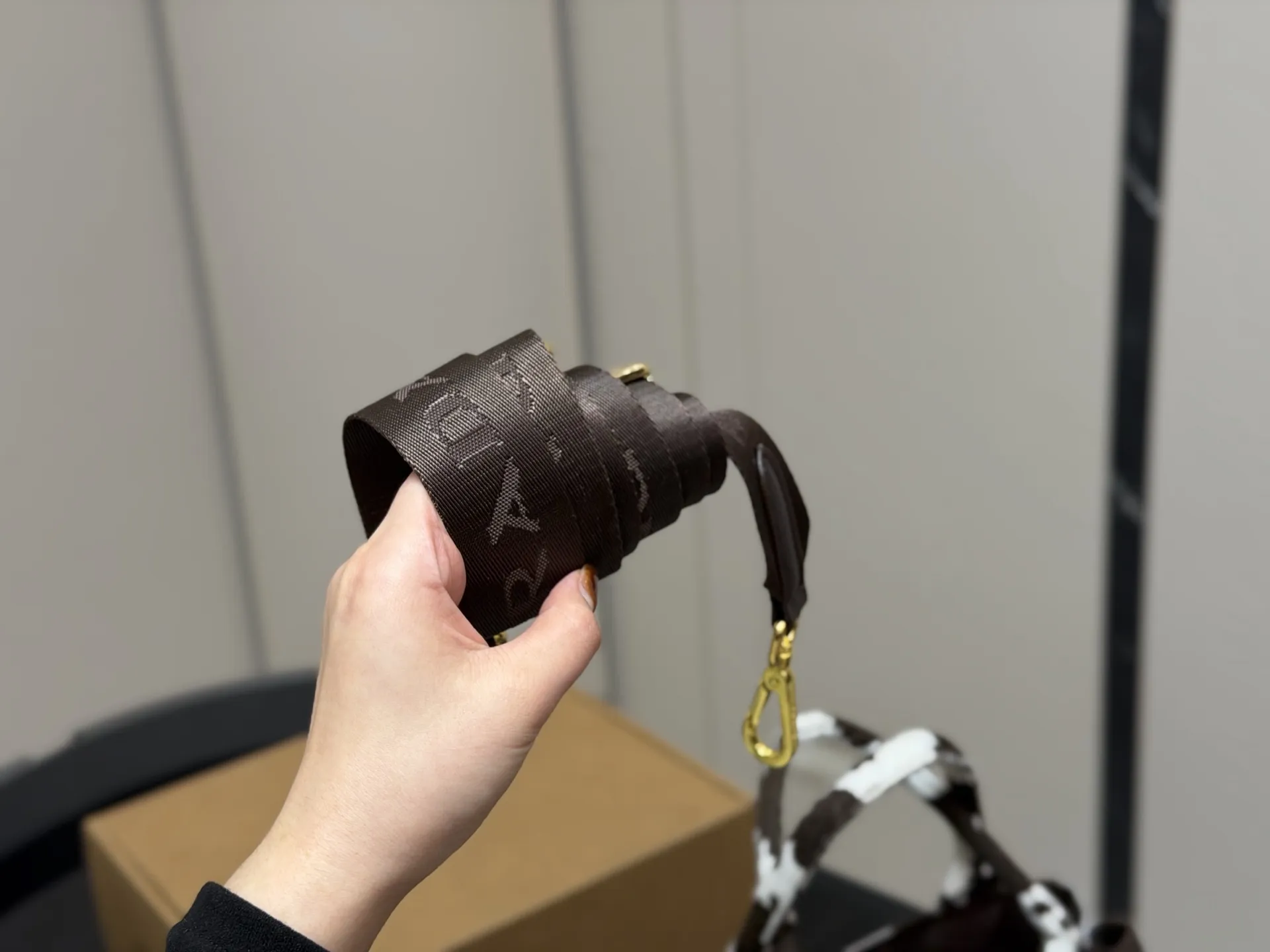 &yen;140 size：29.20cm 又是心动Prada托特的一天. 松弛慵懒的tote包真的爱惨了 普拉达tote（保龄球） 上身满满的高级感！ 日常通勤必备哦！