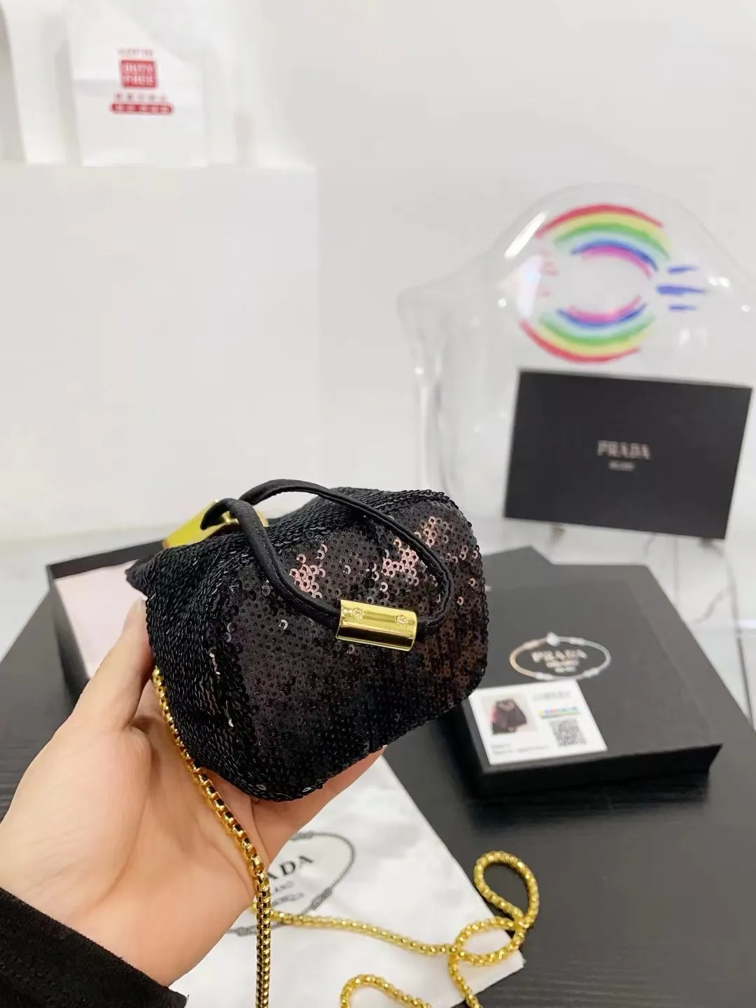 👑💰P105配盒 ⚠️尺寸10.13 普拉达PRADA mini亮片水桶包 太可爱了,bling bling的效果非常吸睛 可仙可酷,难道你不心动。 太美太可爱了