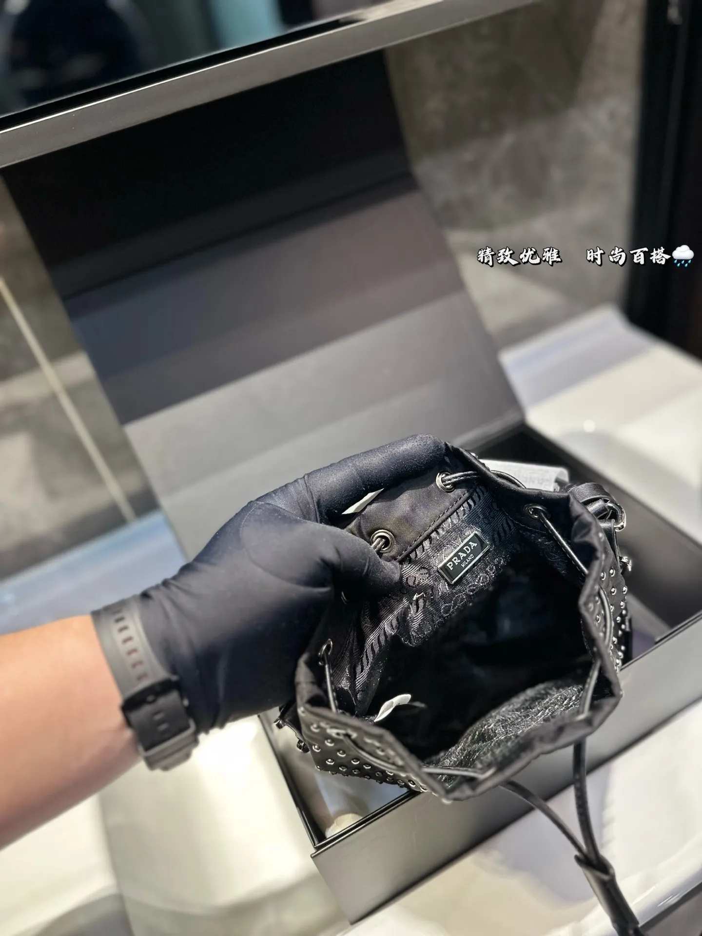 ❤️125(礼盒包装)❤️ 普拉达Prada铆钉水桶包 男女通用款哦原版面料五金 众多明星追捧的单品 原单品质 超高回头率 尺寸 19 22
