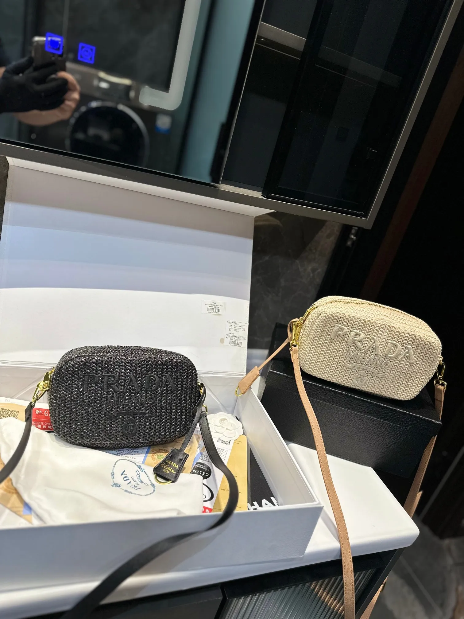 ❤️p130(礼盒包装)❤️ ✅新品推荐🔜Prada普拉达专柜同款编织相机包~草编包👍高端货!可手提可肩背~各大明星追捧的爆款~棕榈叶和编织而成‼️采用最好的五金配件!经典logo!(size:21*13*6)