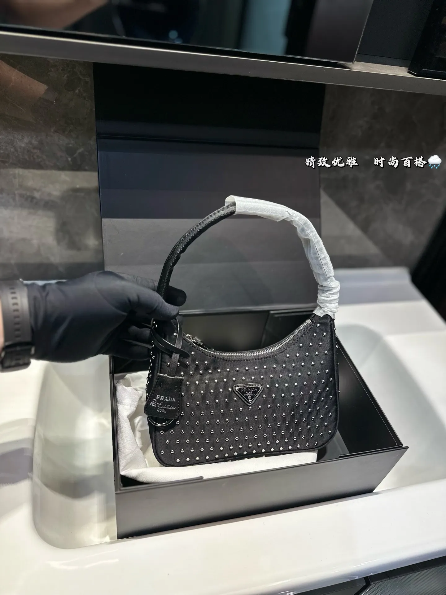 ❤️105(礼盒包装)❤️ 普拉达hobo 铆钉腋下包 Prada如影随形 充满了不一样的帅气感 甜酷辣妹穿搭必备 尺寸 21 11