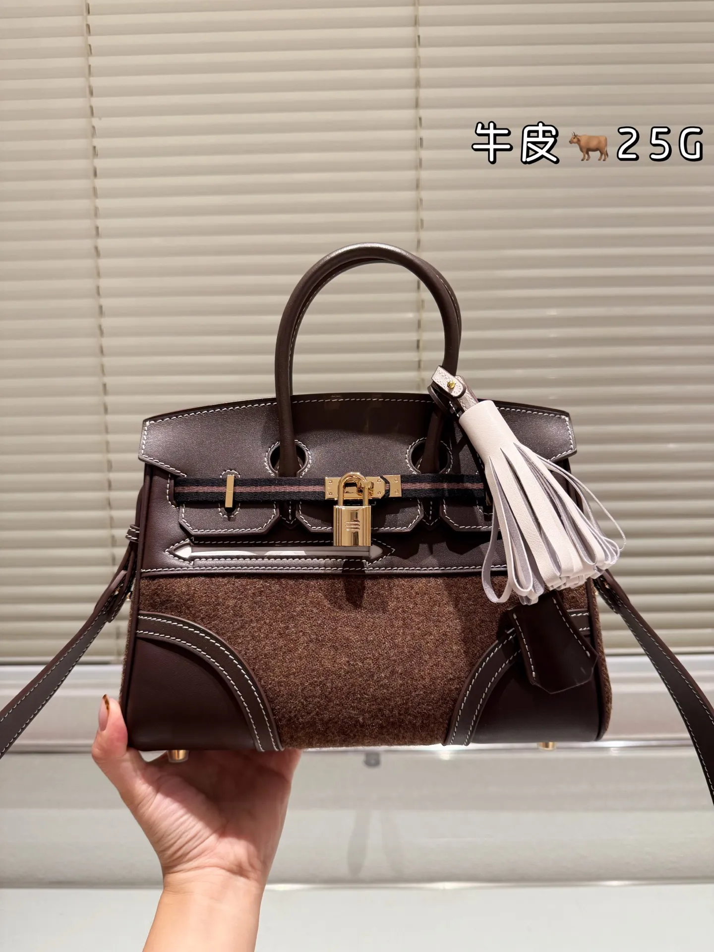 顶级原单 头层牛皮 P325 P310 Hermes 爱马仕｜Birkin 30Goteam 头层Barenia Natural搭配羊毛毡 秋冬战包怎么少的了GoTeam Birkin 爱马仕Birkin30 GoTeam可以说是为数不多的秋冬特别款了吧 当别人还在讨论皮质的时候，GoTeam早就一改风格将毛毡／皮革和编织融为一体，多元的融合毫无违和感，反而缔造一种新式审美！不被拘束，自由随性！ 简简单单一身行头，拎上Birkin30GoTeam，这不就是大家想要的穿搭显贵 配搭就不基础 不用刻意打扮 毕竟这种刻在DNA里的率性也是被铂金 给玩明白 嘿～宝贝！这个秋冬别再一成不变了，和这只帅气无比的Birkin30 GoTeam一起燃起来吧！ 尺寸 30cm 25cm