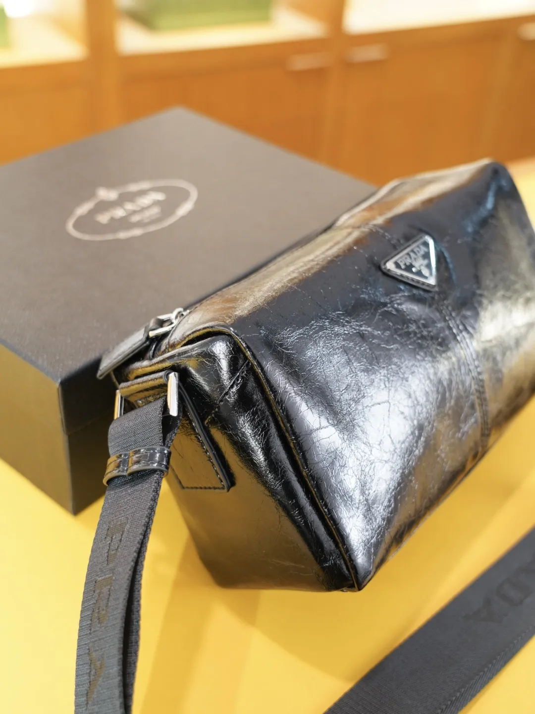 P110 🇮🇹 PRADA 普拉达 官网同步 高版本 斜挎单肩背包 永恒不过时的标志性产品 纯原单牛皮 顶级五金制作 非市面普通版本 今年最爱的款式 全部实拍 实用性非常高 完全不用担心穿搭 配全套包装礼品盒 【规格:25x14x10】