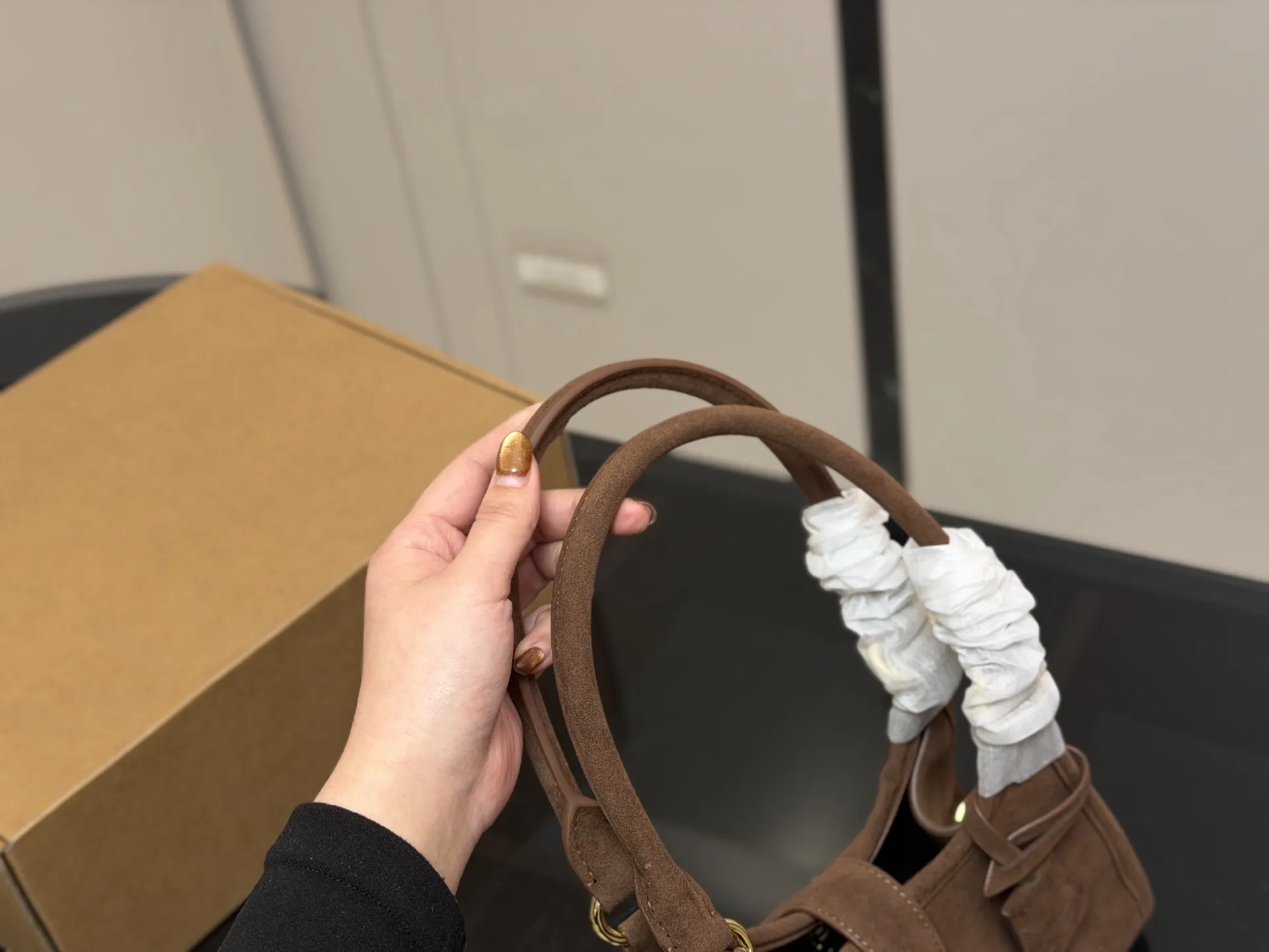 &yen;170 size：26.18cm 普拉达 hobo中古腋下包 多了一份随意和简单， 完全的时尚百搭！