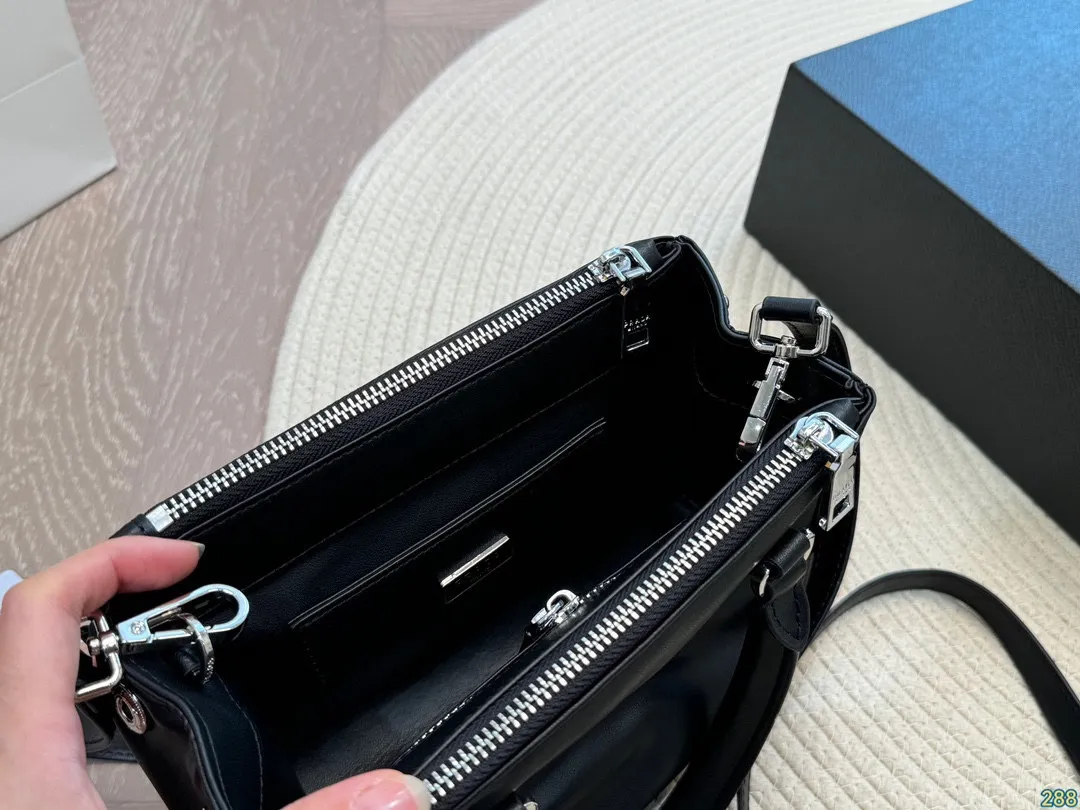 ¥175折叠盒 普拉达PRADA mini杀手包 新款手提包超级好看 经典对未来的展望 时尚百搭 上身又A又飒 尺寸22 16