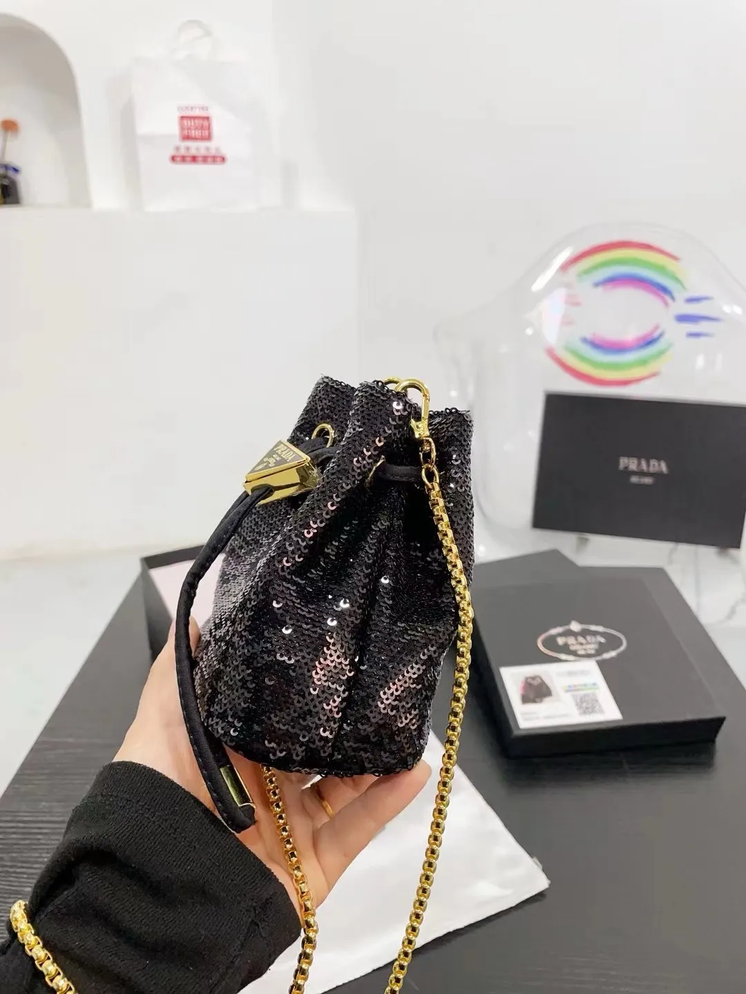 👑💰P105配盒 ⚠️尺寸10.13 普拉达PRADA mini亮片水桶包 太可爱了,bling bling的效果非常吸睛 可仙可酷,难道你不心动。 太美太可爱了