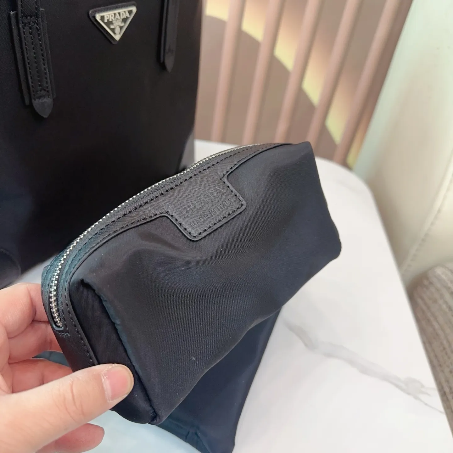 p135 三件套 Pradar最新中古包 eeprada普拉达新品中古包最近Pradar 龙设计,真的都太火了 革冬天的厚重感或夏天的运动感都可以轻松驾驭菜-眼就爱上了 Prada中古大包不论春夏秋冬都能背,百搭实用是大包里为数不多的仙女哦! 尺寸:35*11*27 bb