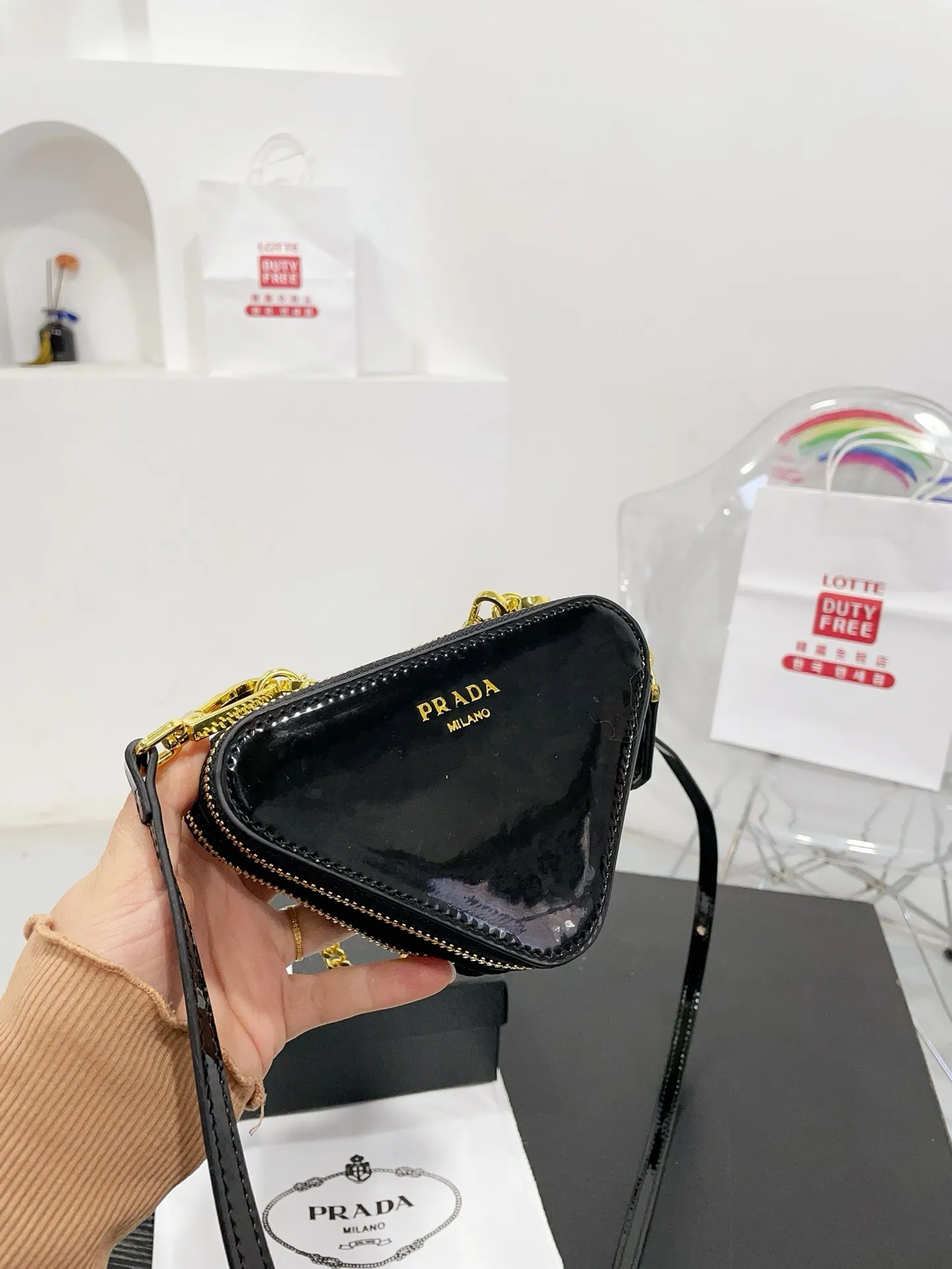 📷💰115配盒子 Prada 三角包❤️ 普拉达家新款 迷你小三角包/精致零钱包时尚凹凸造型单品 拿来当配饰也是极好的时髦小配件可爱的不要不要的 尺寸 16.10cm