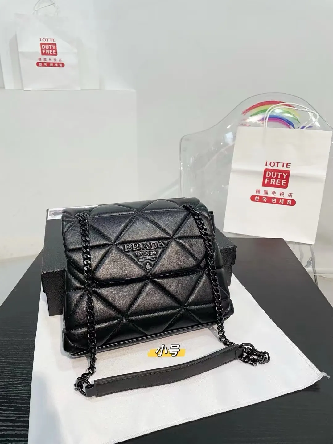 👑💰125💰130💰配盒🎁 尺寸：28.8.20cm/24.6.49cm 普拉达小羊皮斜挎包 单肩包 网红推荐爆款 整个包型，是以当代流行的复古风！单单Logo按扣的设计就可以单手优雅的翻盖