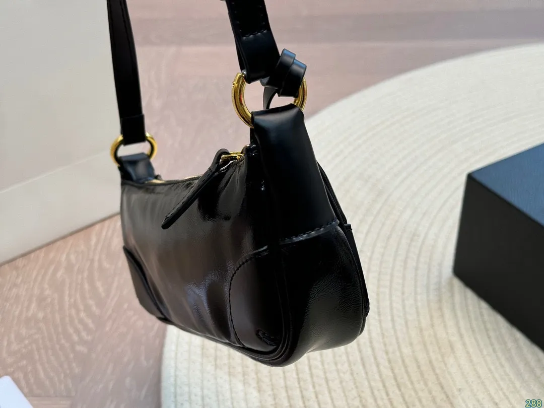 ¥120折叠盒 普拉达PRADA 法棍包 我说这是最美Prada没人反驳吧 这只小可爱谁见谁心动 装饰你的四季 尺寸21 9