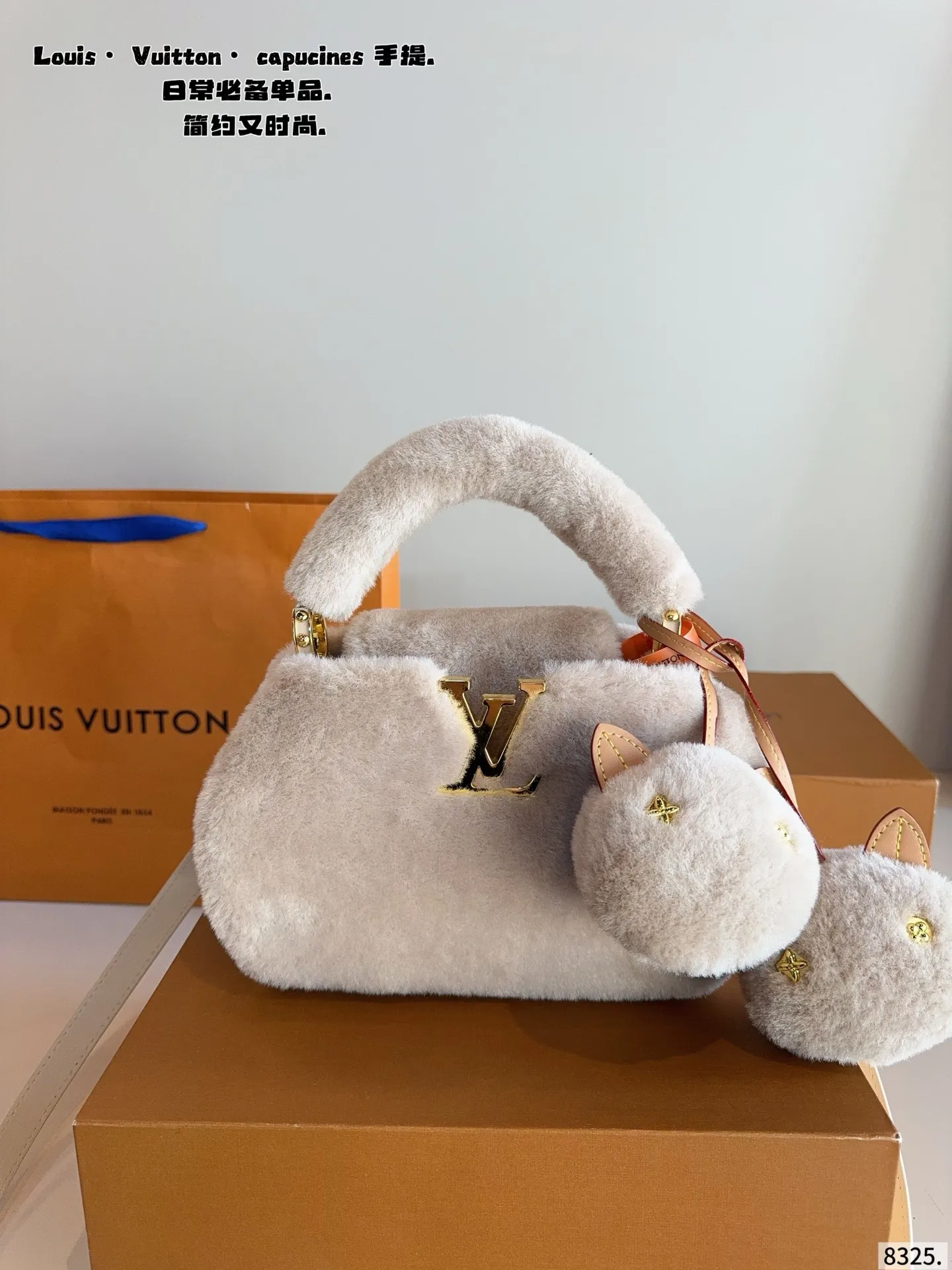 p180配礼盒🎁. LV Capucines bb 手提包 今年最多明星街拍的LV包包你能想到哪些款式呢?恐怕大多女性都会把目光锁定到柔软的荔枝纹Taurillon系列吧,因为全都是高端之选,无论是休闲商务都是最有品味的,Capucines bb 设计很有亮点,几乎是人见人爱的,在明星街拍中也最常见到,范冰冰、高圆圆等明星都是它的忠粉呢,尺寸小巧的迷你包,比起大号要显得甜美许多,尺寸:20*7*13cm