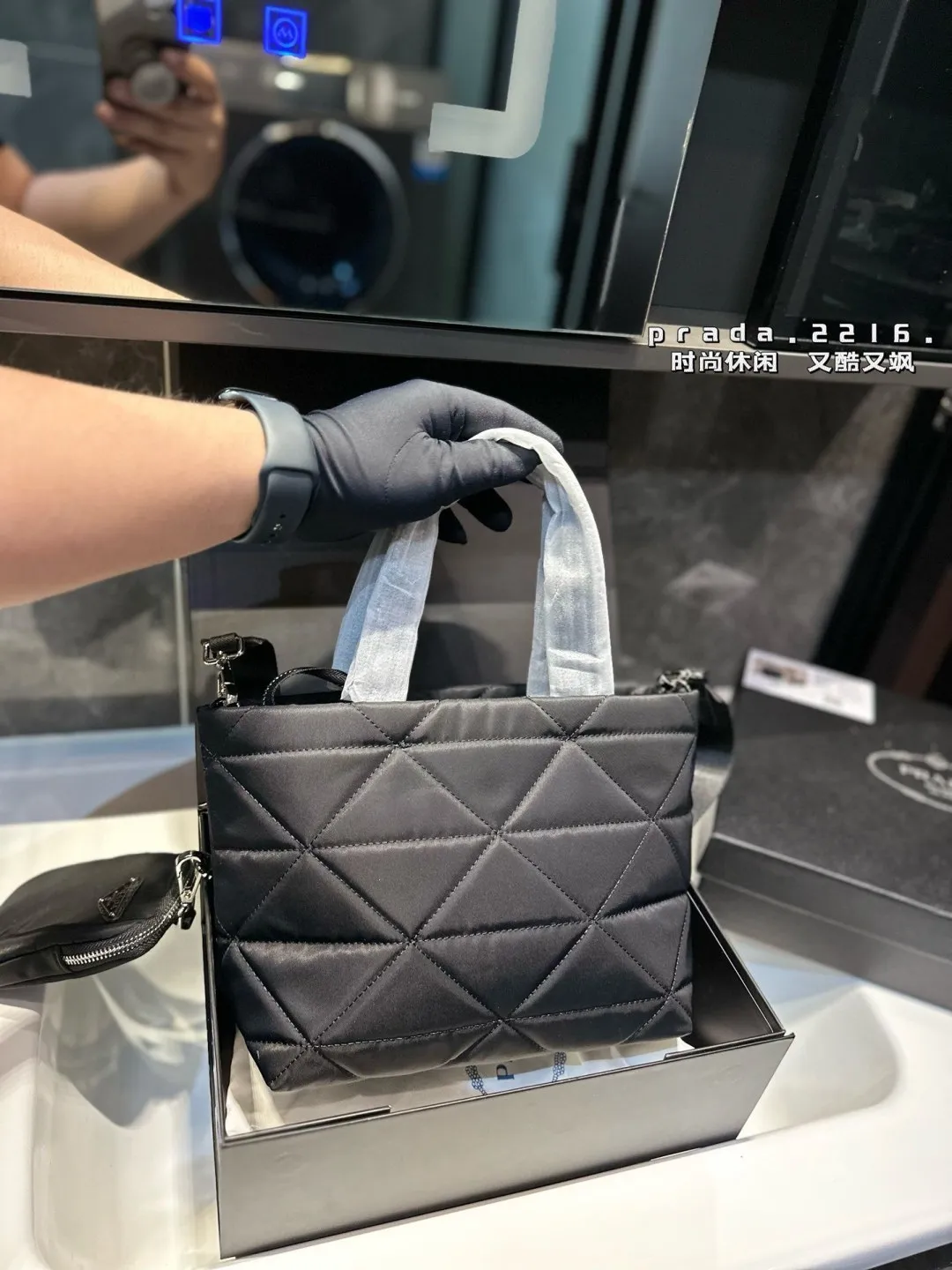 ❤️p130/p125❤️ 普拉达尼龙菱格托特包有种酷酷感觉容量还很可 Prada一眼便爱上日常通勤强烈推荐 集美们冲它 尺寸：大号32 22 小号24 21