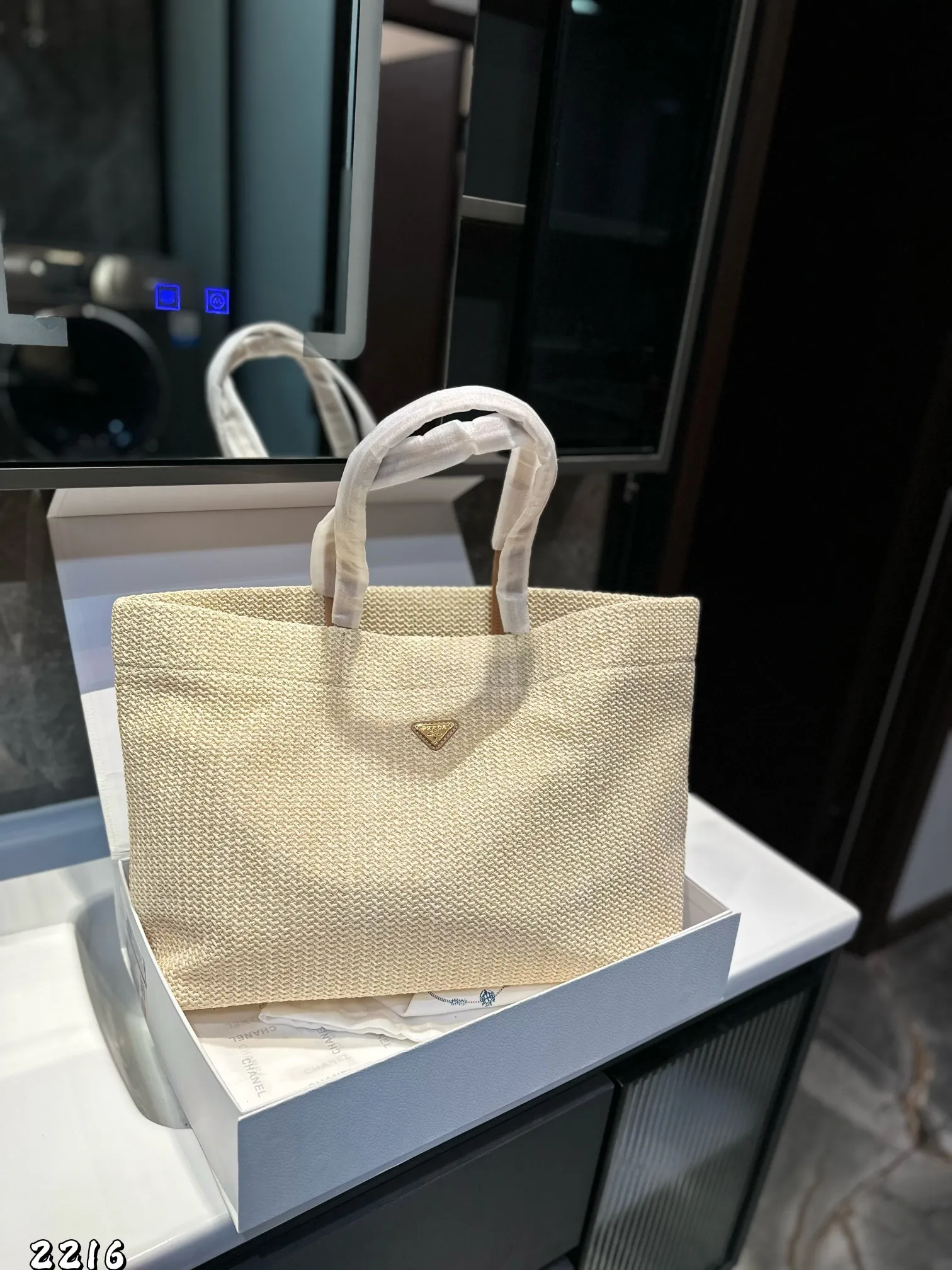 ❤️p135❤️ ✅新品推荐🔜高端货🔥Prada普拉达新款购物袋~托特包👍高端货!超大容量!各大明星追捧的爆款~棕榈叶和牛皮编织而成‼️采用最好的五金配件!经典logo!(size:39*29*16 上口49)