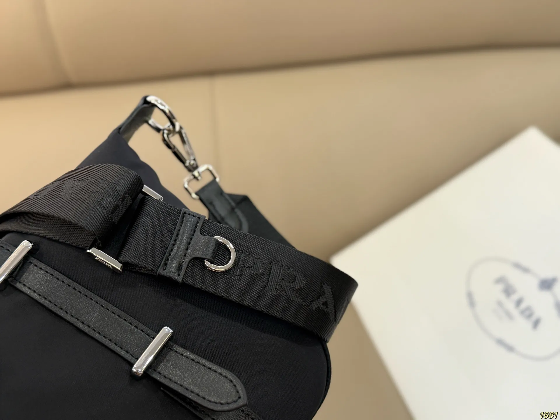 ¥165 普拉达PRADA 尼龙包 背上身一整个阳光活力又年轻 可可爱爱又能装 气质小姐姐即视感 有种小香的感觉~ 轻便好背,充满高级感,狠狠爱了 尺寸: 25 19