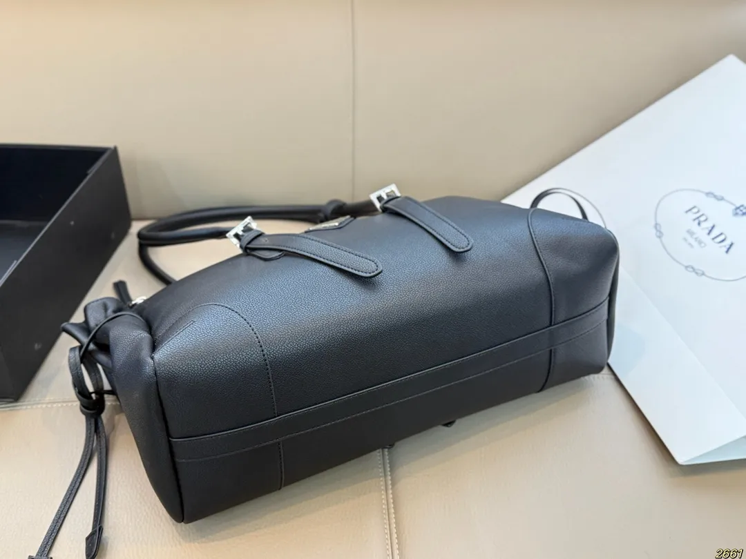 &yen;180 普拉达PRADA 腋下包 可爱到不行！凭实力圈粉 简约又不失高级 背上就是时髦精女孩～ 尺寸38 21