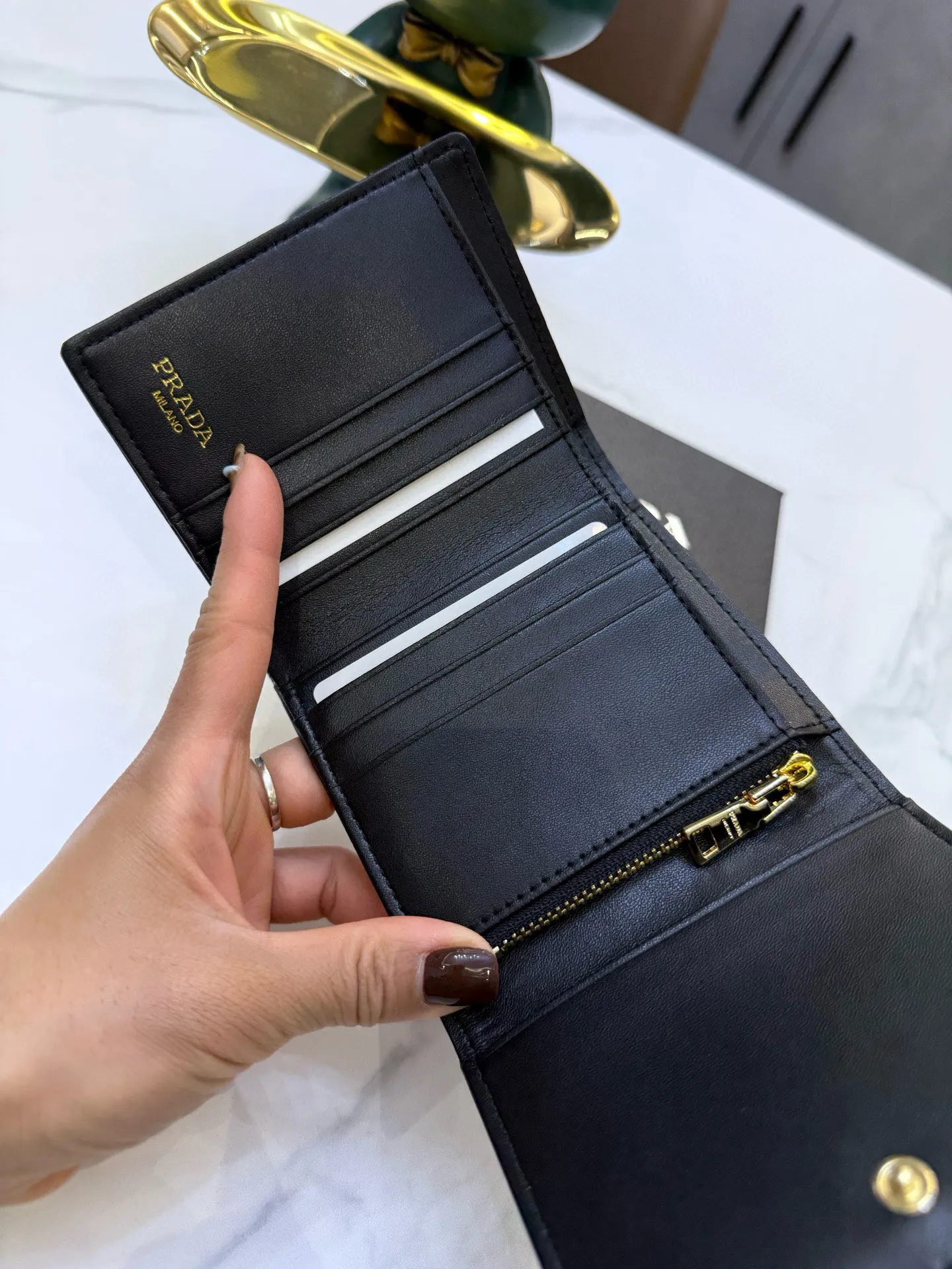 📢📢📢p85 普拉达专柜新款女士钱包 三折款 💕里外牛皮 原版质量做工 小身躯 大容量 👍 超级美哦
