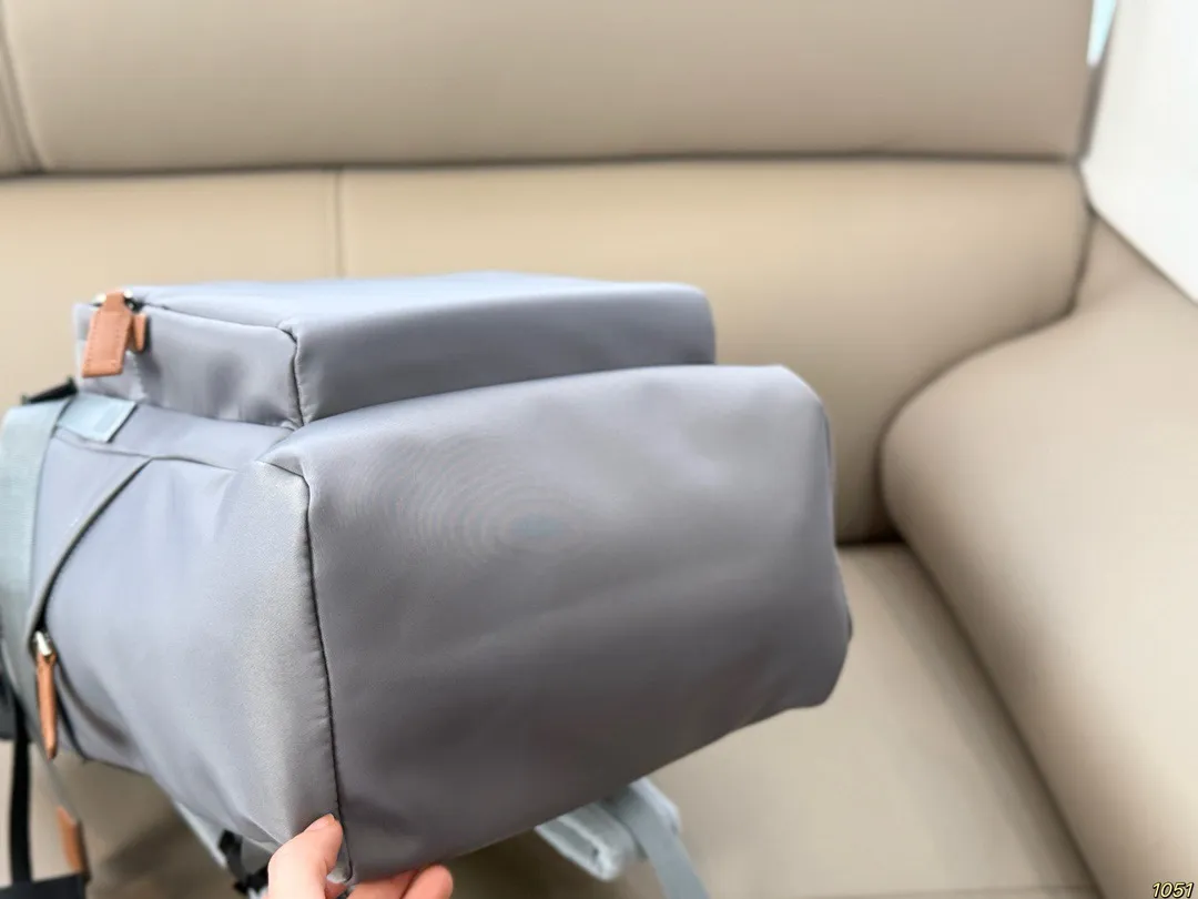 &yen;210 PRADA普拉达新款双肩包 满足日常所需，解放双手 款式百搭 非常能装👍 进口尼龙面料，低调简单 包身不易变形，自重轻❗️ 尺寸26 38