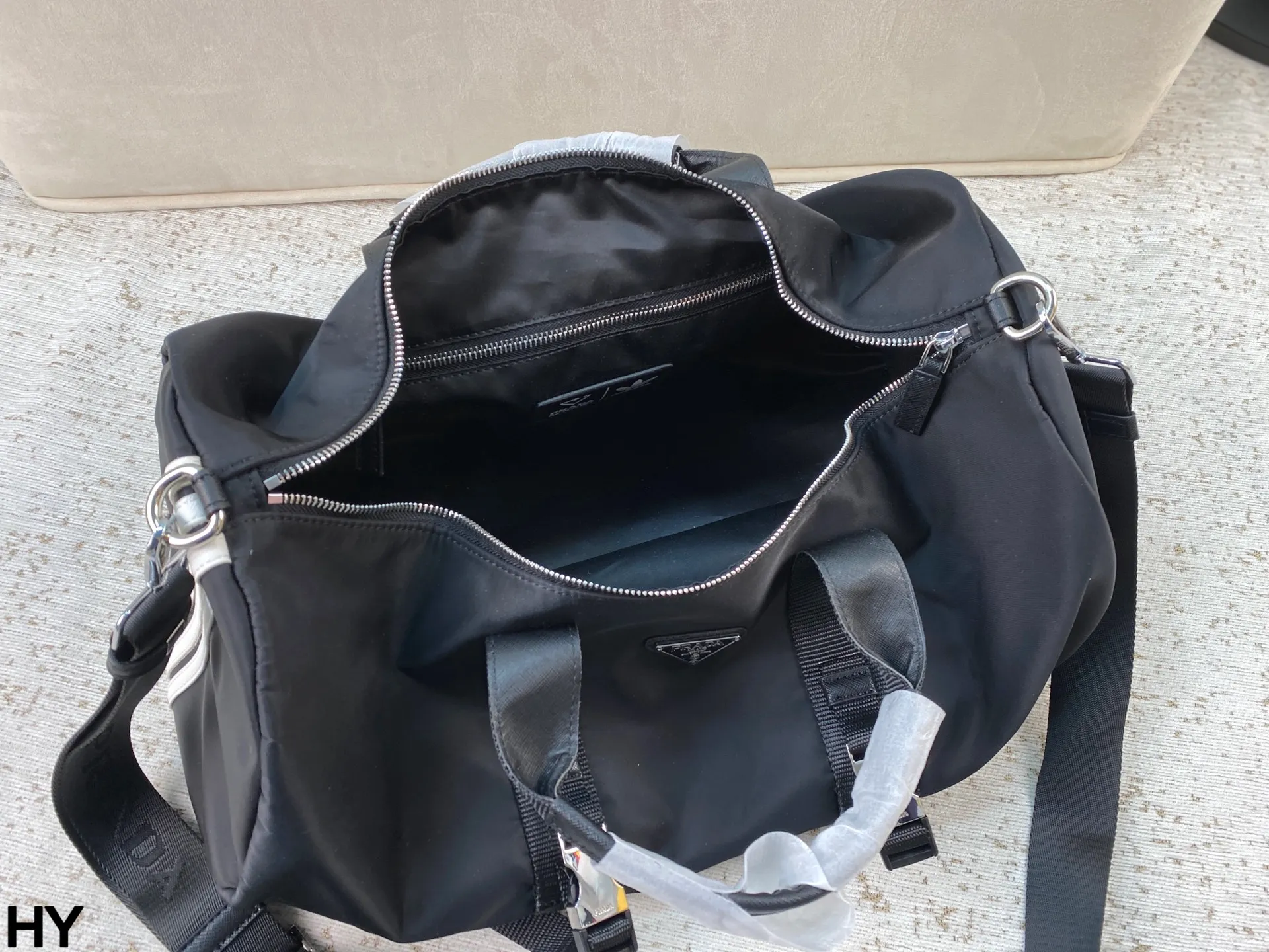 p170 无盒🎁 Prada✖️阿迪联名旅行袋 男女同款 p家经典尼龙质地配上经典三道杠 运动元素拉满 便携自重轻 去健身或者旅行都非常适用!尺寸:底50*宽24*高24