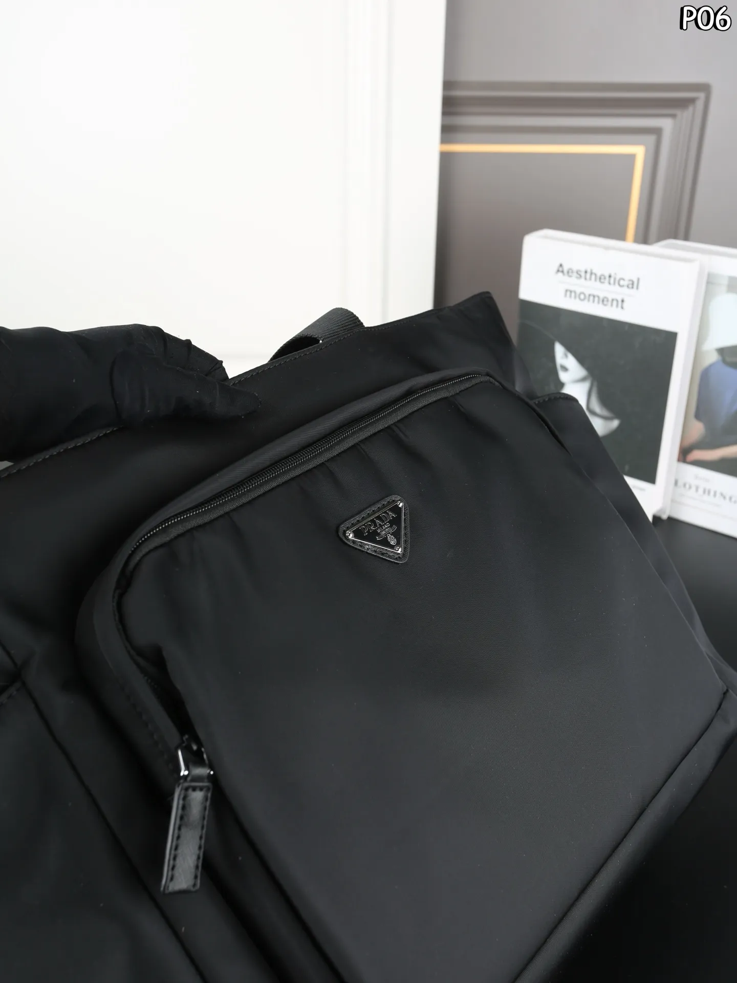 P180 PRADA普拉达 Re-Nylon 托特包Tote包购物袋 尼龙 手提包 这款托特包采用进口尼龙面料,前幅拉链口袋设计,包身两侧口袋可放水杯/雨伞....等等,可手提肩背,出短差和平时用都没问题,功能性非常实用,又是一款永久不过时爆款🎉🎉 Prada 最轻便的包包 尺寸:41×32