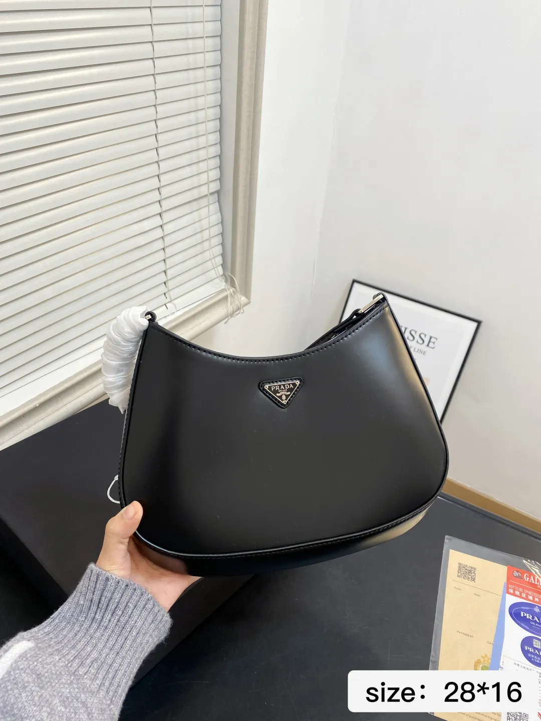 🅿️💰105 配礼盒 尺寸28*16 Prada洋气单品 普拉达腋下包 这个系列将是Prada接下来一整季的主打款式。Prada 手袋的曲线型设计分外醒目，当手包很优雅，时尚百搭！打麻将逛街也很轻便哦！ 7688