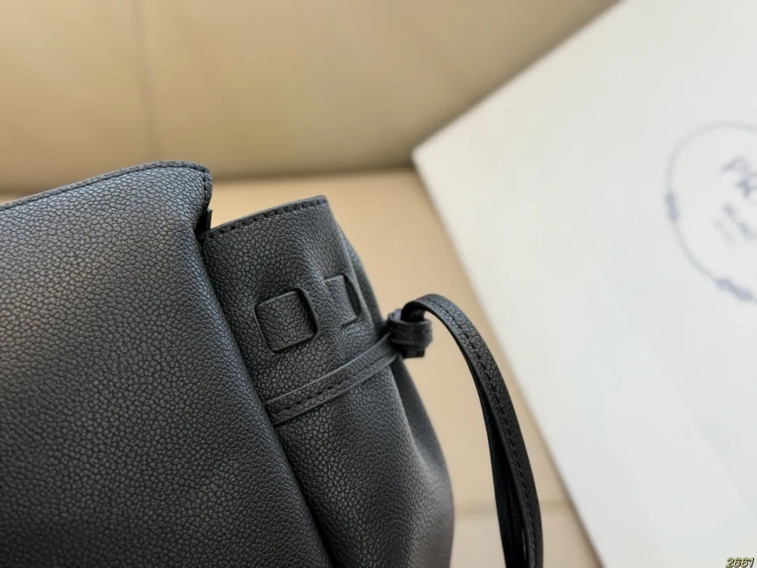 &yen;180 普拉达PRADA 腋下包 可爱到不行！凭实力圈粉 简约又不失高级 背上就是时髦精女孩～ 尺寸38 21