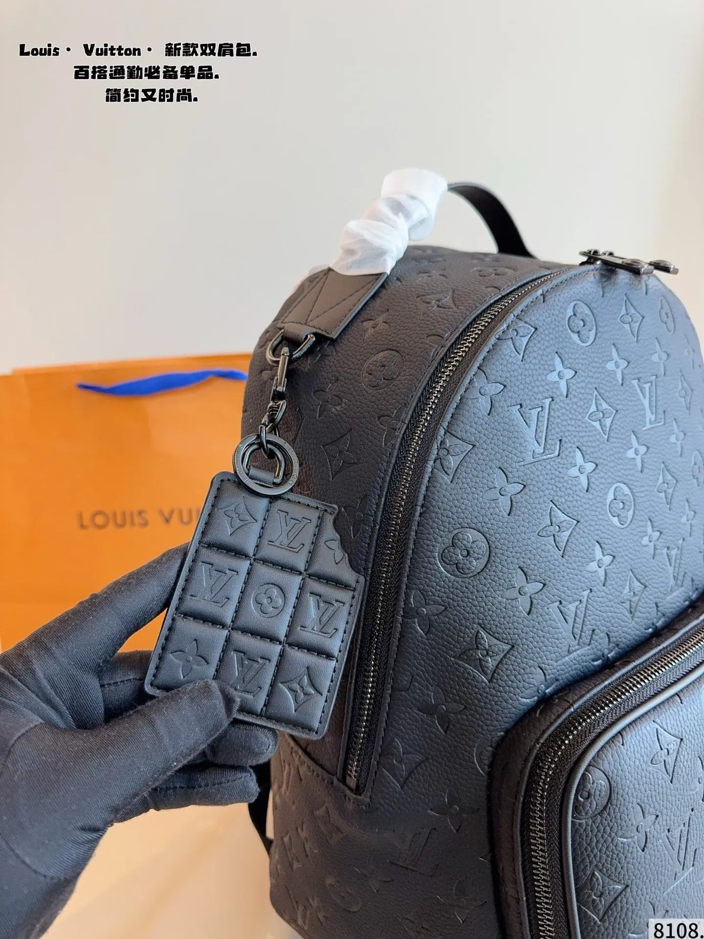 p190 Lv DISCOVERY 双肩包 男生日常休闲搭配的理想选择～ 实用又百搭，小小的身体大大的空间 非常适合放随身物品~ 面料耐磨耐刮蹭，适合男生大大咧咧的性格尺寸：30*12*38cm