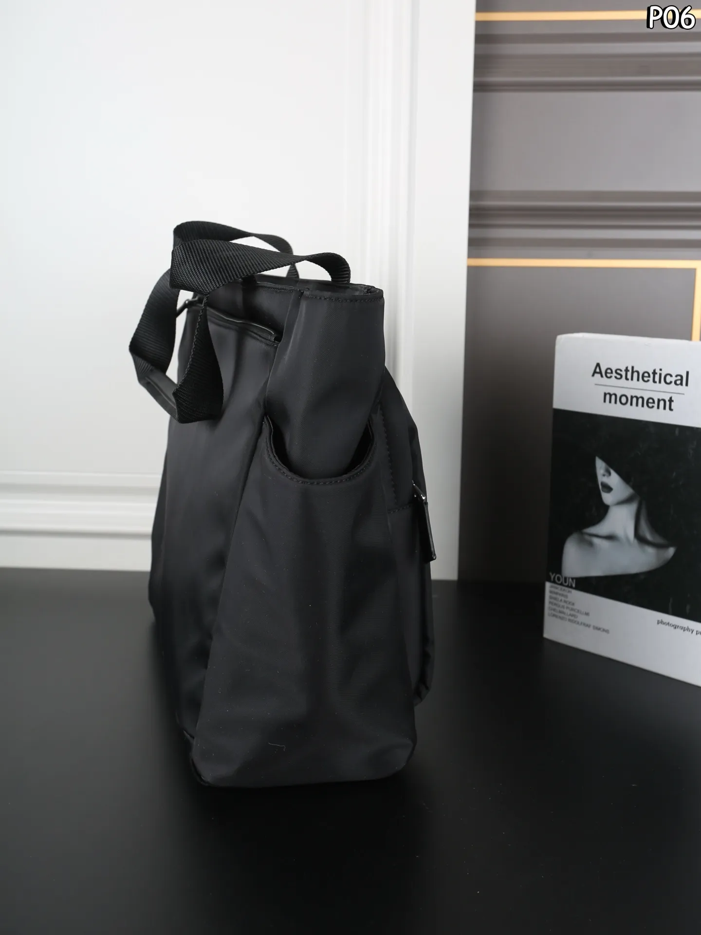 P180 PRADA普拉达 Re-Nylon 托特包Tote包购物袋 尼龙 手提包 这款托特包采用进口尼龙面料，前幅拉链口袋设计，包身两侧口袋可放水杯/雨伞....等等，可手提肩背，出短差和平时用都没问题，功能性非常实用，又是一款永久不过时爆款🎉🎉 Prada 最轻便的包包 尺寸：41&times;32