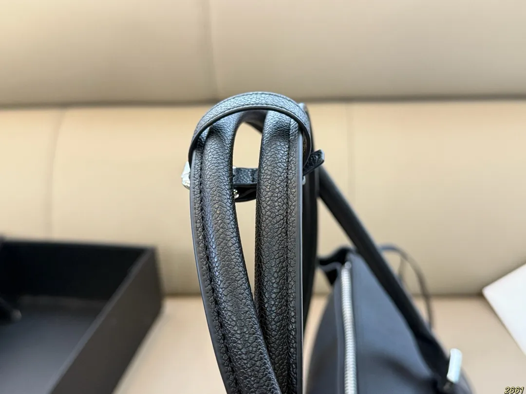 &yen;180 普拉达PRADA 腋下包 可爱到不行！凭实力圈粉 简约又不失高级 背上就是时髦精女孩～ 尺寸38 21