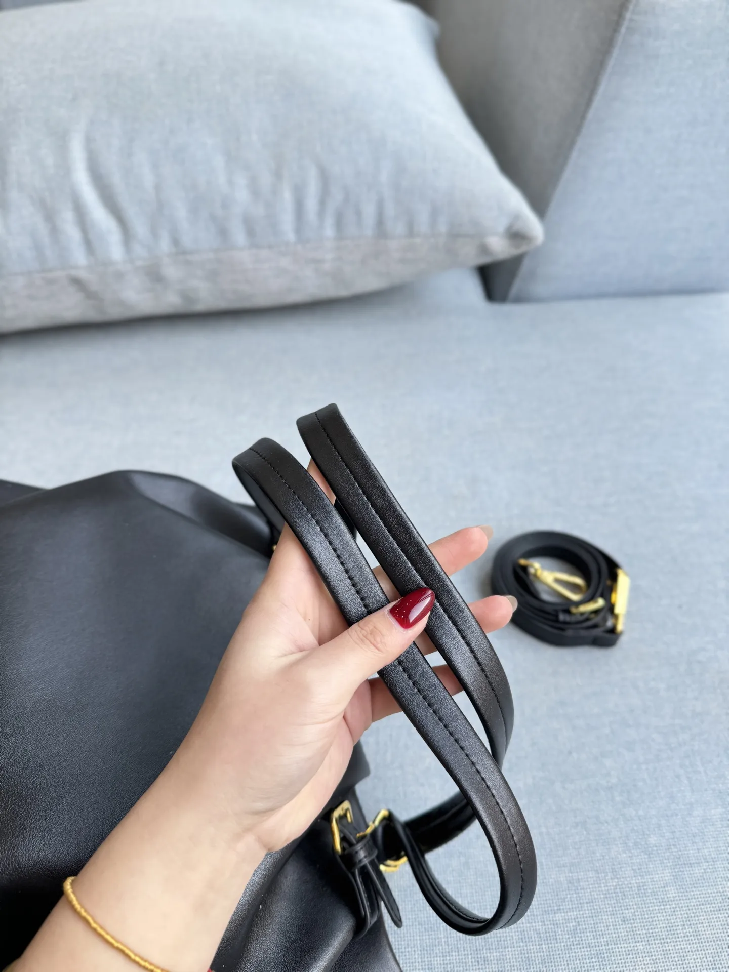 💰180 天地盖 size:31×26 PRADA普拉达 托特包 购物袋 腋下包 单肩包 这么高级的Prada谁能不爱🖤 黑金Prada垃圾袋 全皮腋下托特包 Prada全皮单肩腋下黑金托特包 自行配链条可变垃圾袋款 肩带可以收进包内 磁吸扣 时髦感都快要溢出来了