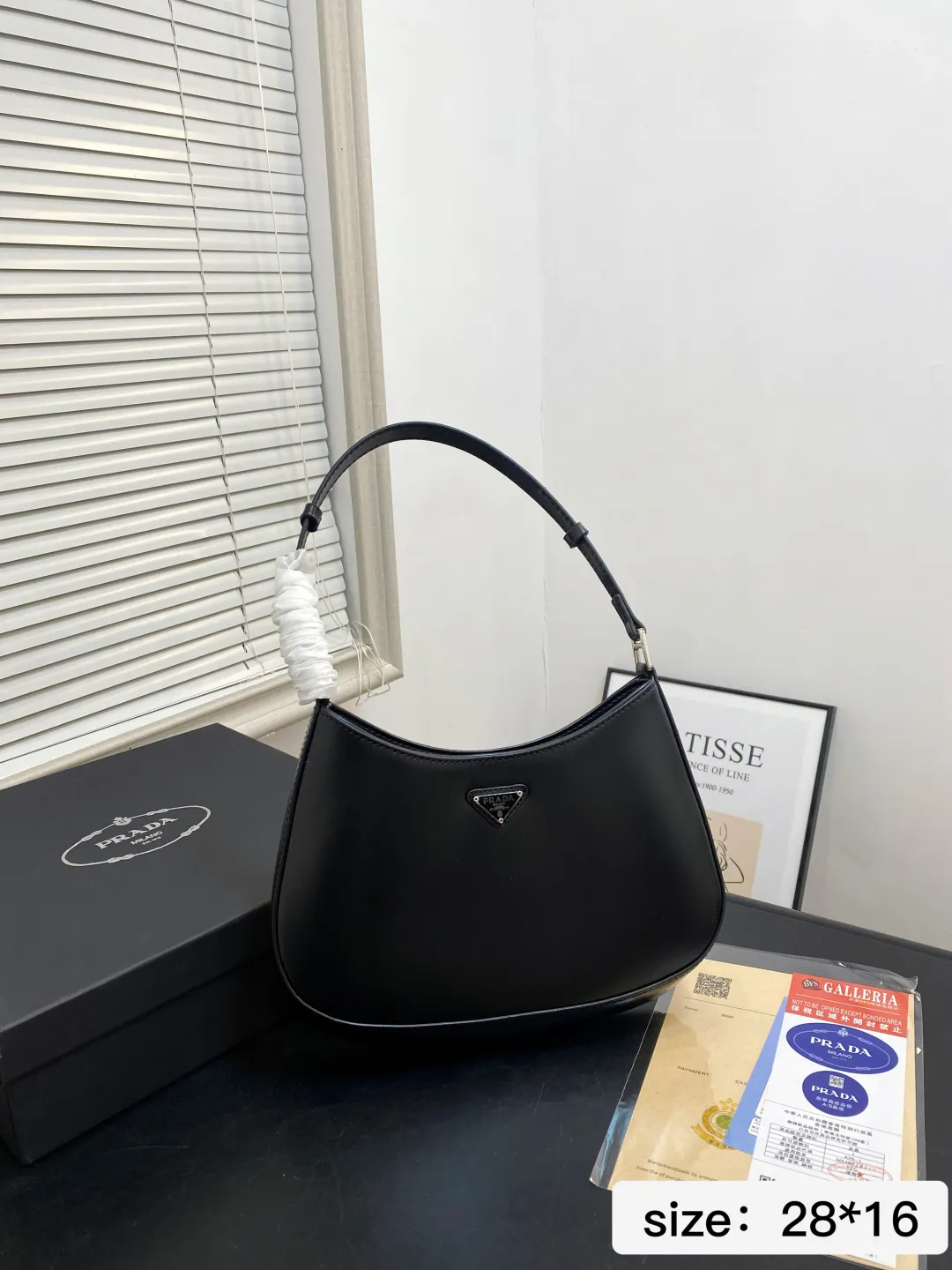 🅿️💰105 配礼盒 尺寸28*16 Prada洋气单品 普拉达腋下包 这个系列将是Prada接下来一整季的主打款式。Prada 手袋的曲线型设计分外醒目，当手包很优雅，时尚百搭！打麻将逛街也很轻便哦！ 7688