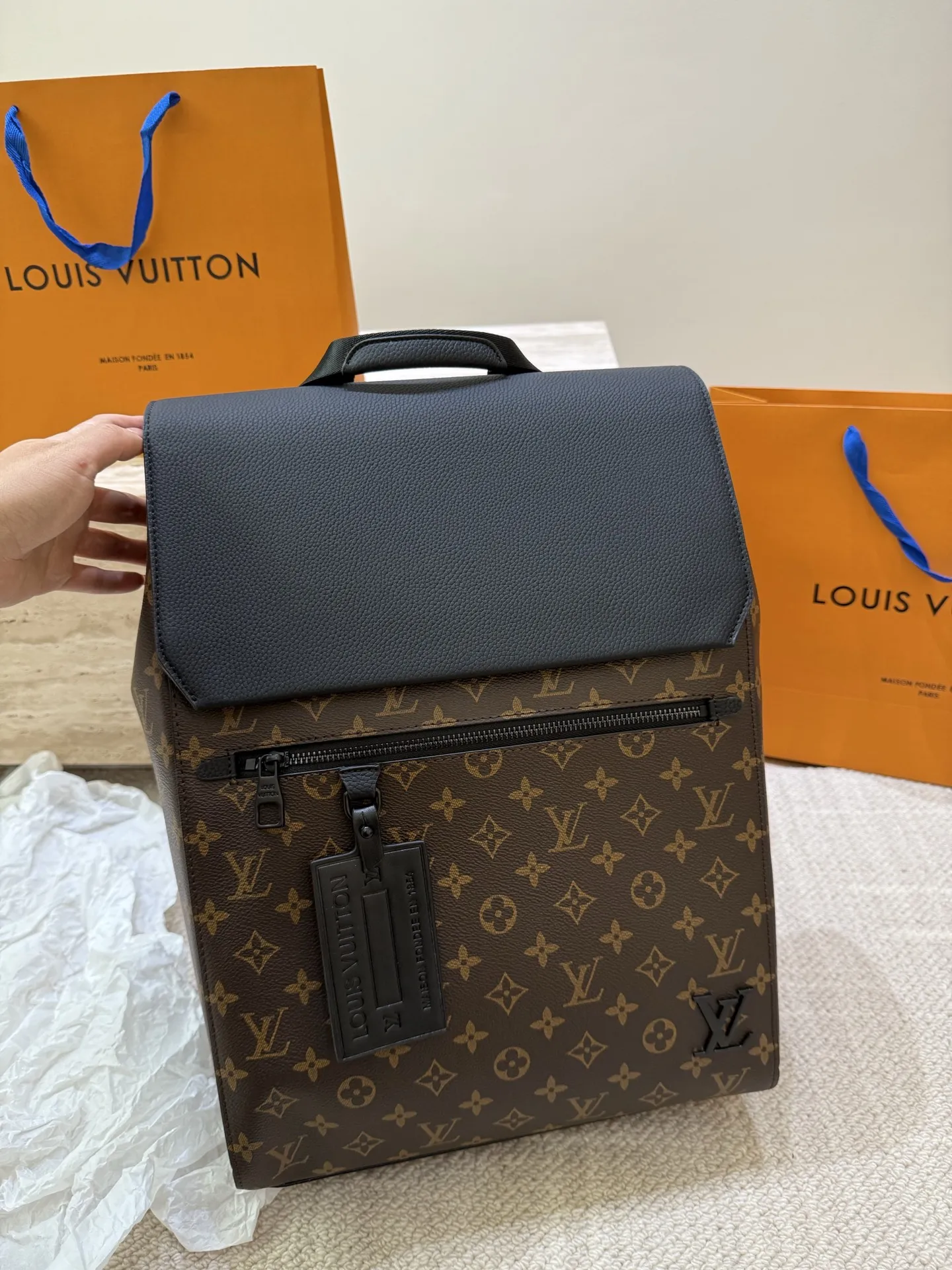 P170 高顔値双肩包/ LV Discovery 百搭通勤经典牛皮双肩包 LV最好看的双 肩包出差旅行必备 休闲商务都可驾驭 容量超大超能装 大热门款个人认为这是一款最合适男士的包包 超级酷 COOL 尺寸 30 40cm