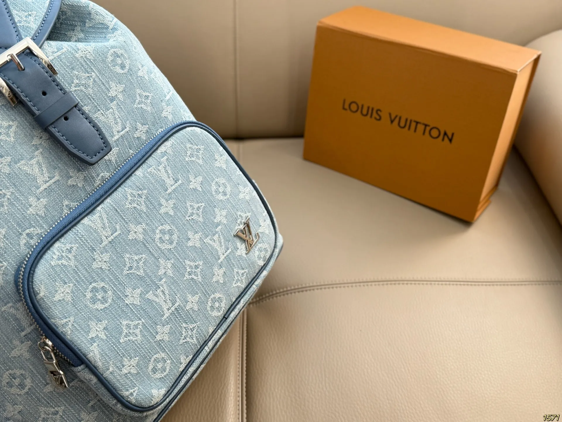 ¥190配盒 LV路易威登,Dior迪奥 Prada普拉达双肩包 满足日常所需,解放双手 款式百搭 有非常能装低调简单 包身不易变形,自重轻❗️ 尺寸28 36