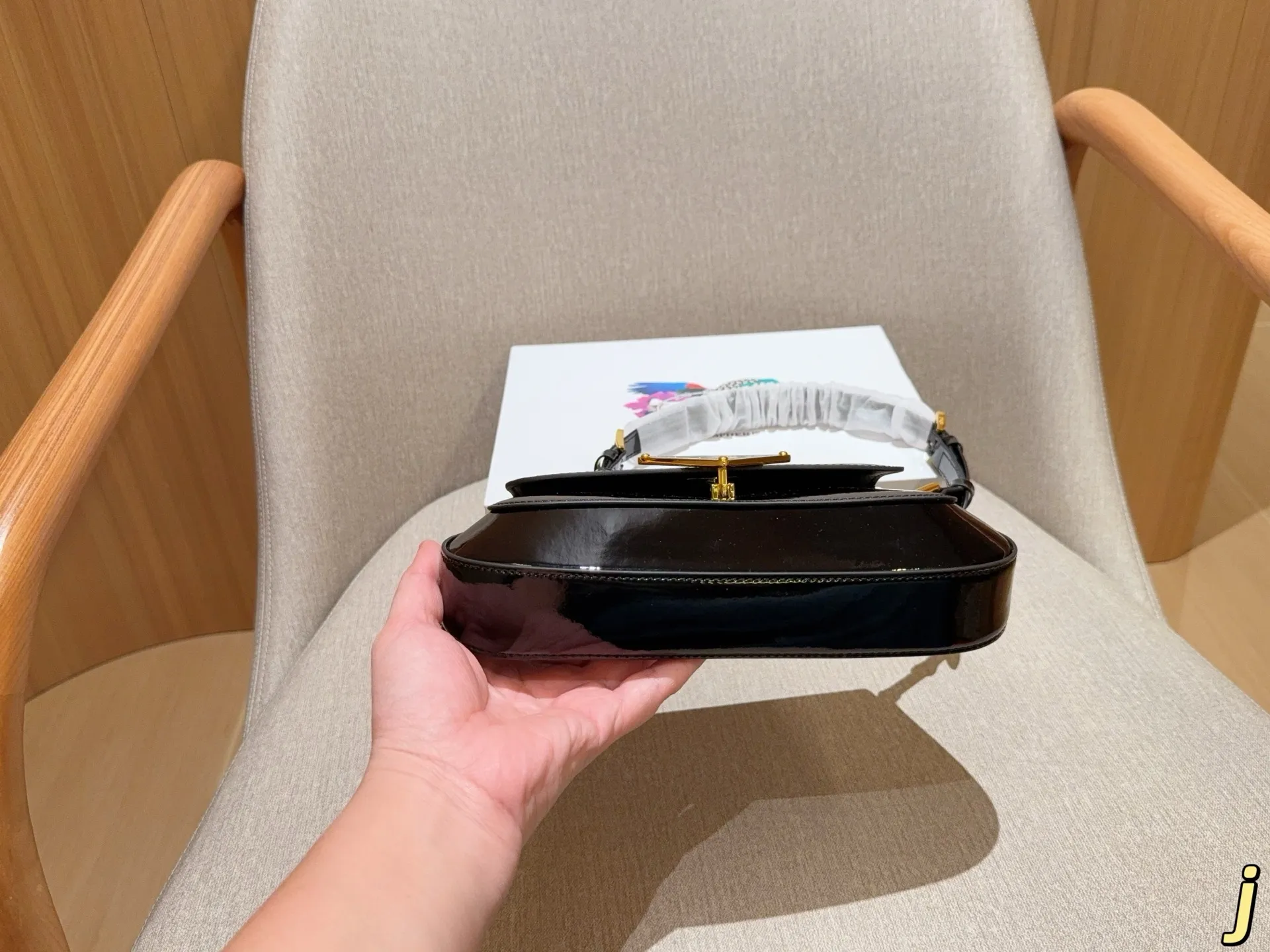 💰170 普拉达prada 新款fw亮皮漆皮hobo腋下包 翻盖法棍包 尺寸24×14×4 礼盒包装🎁