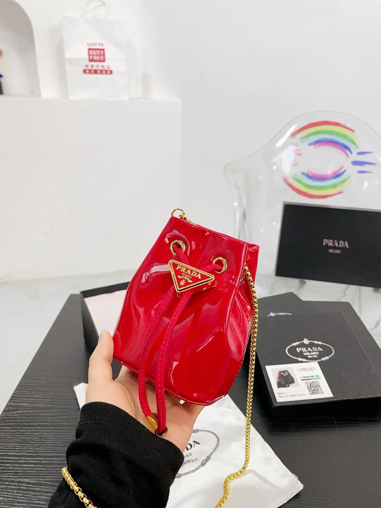 👑💰P105配盒 ⚠️尺寸10.13 普拉达PRADA mini亮片水桶包 太可爱了，bling bling的效果非常吸睛 可仙可酷，难道你不心动。 太美太可爱了