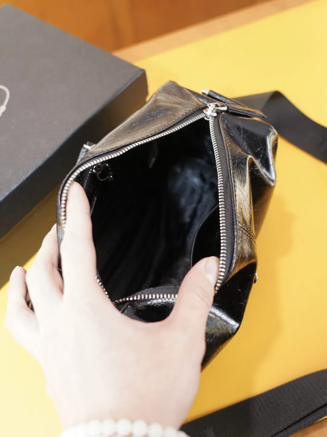 P110 🇮🇹 PRADA 普拉达 官网同步 高版本 斜挎单肩背包 永恒不过时的标志性产品 纯原单牛皮 顶级五金制作 非市面普通版本 今年最爱的款式 全部实拍 实用性非常高 完全不用担心穿搭 配全套包装礼品盒 【规格:25x14x10】